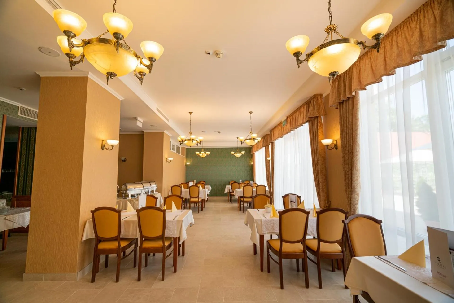 Restaurant/places to eat in Elizabeth Hotel