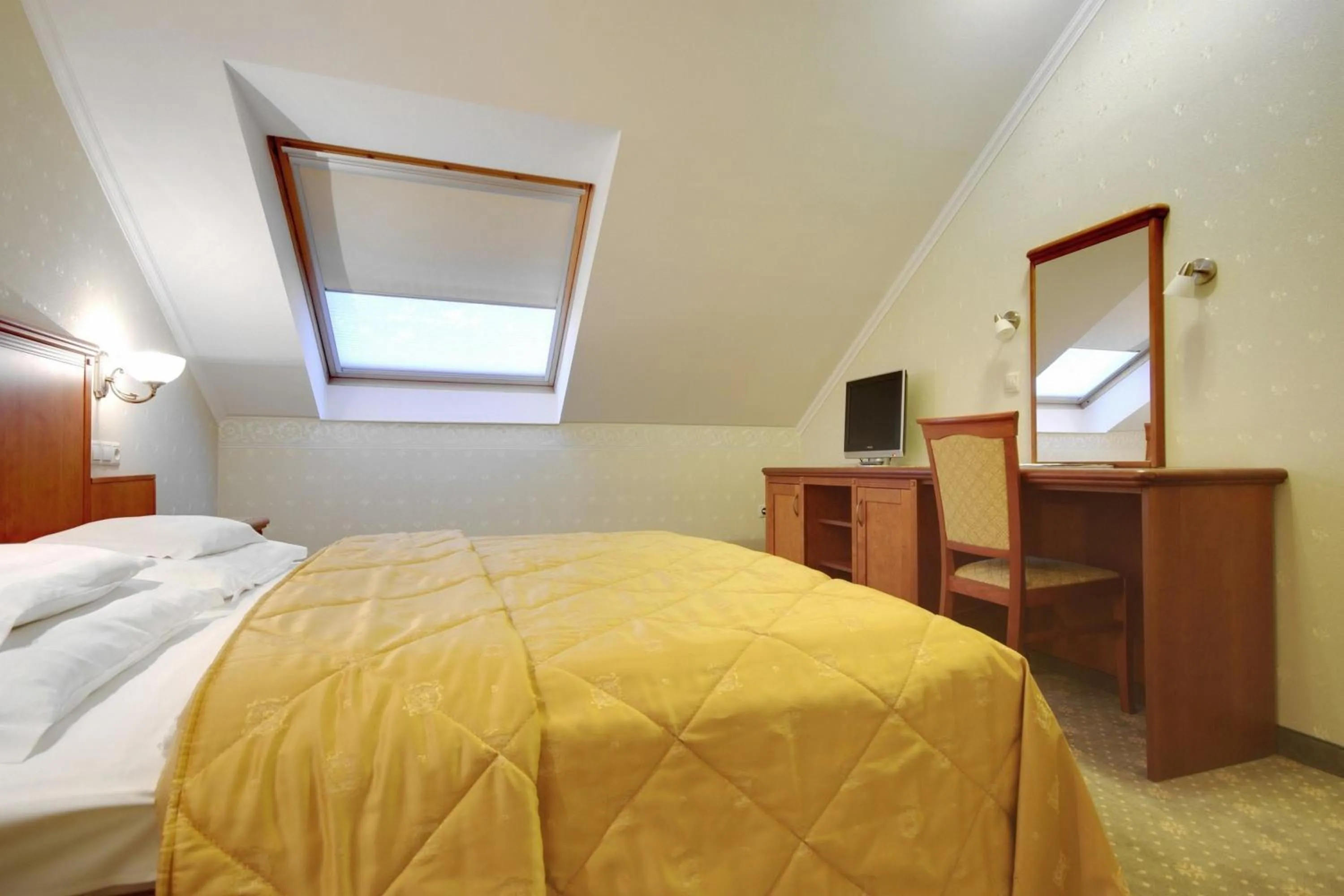 Bed in Elizabeth Hotel