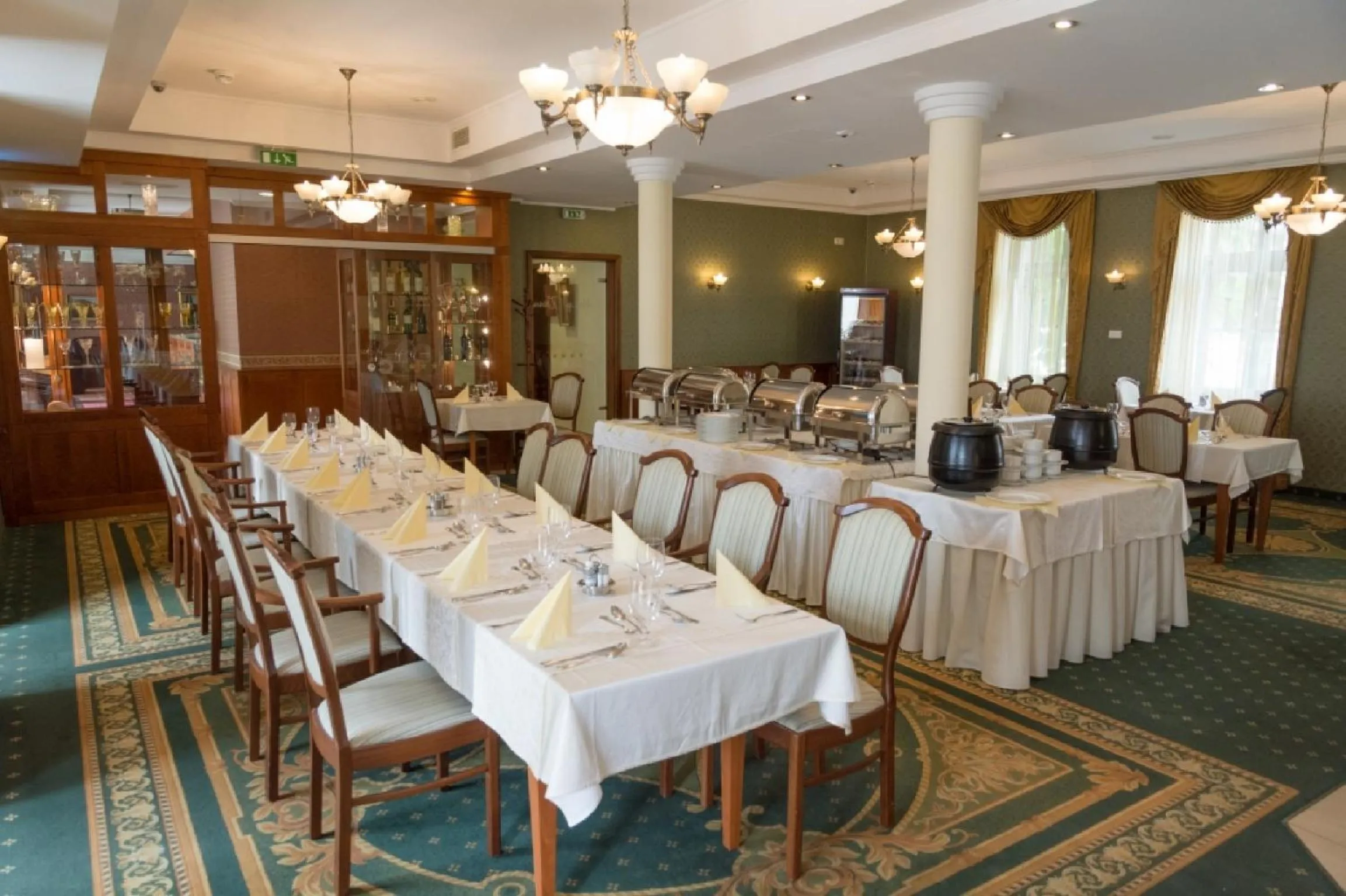 Restaurant/places to eat in Elizabeth Hotel