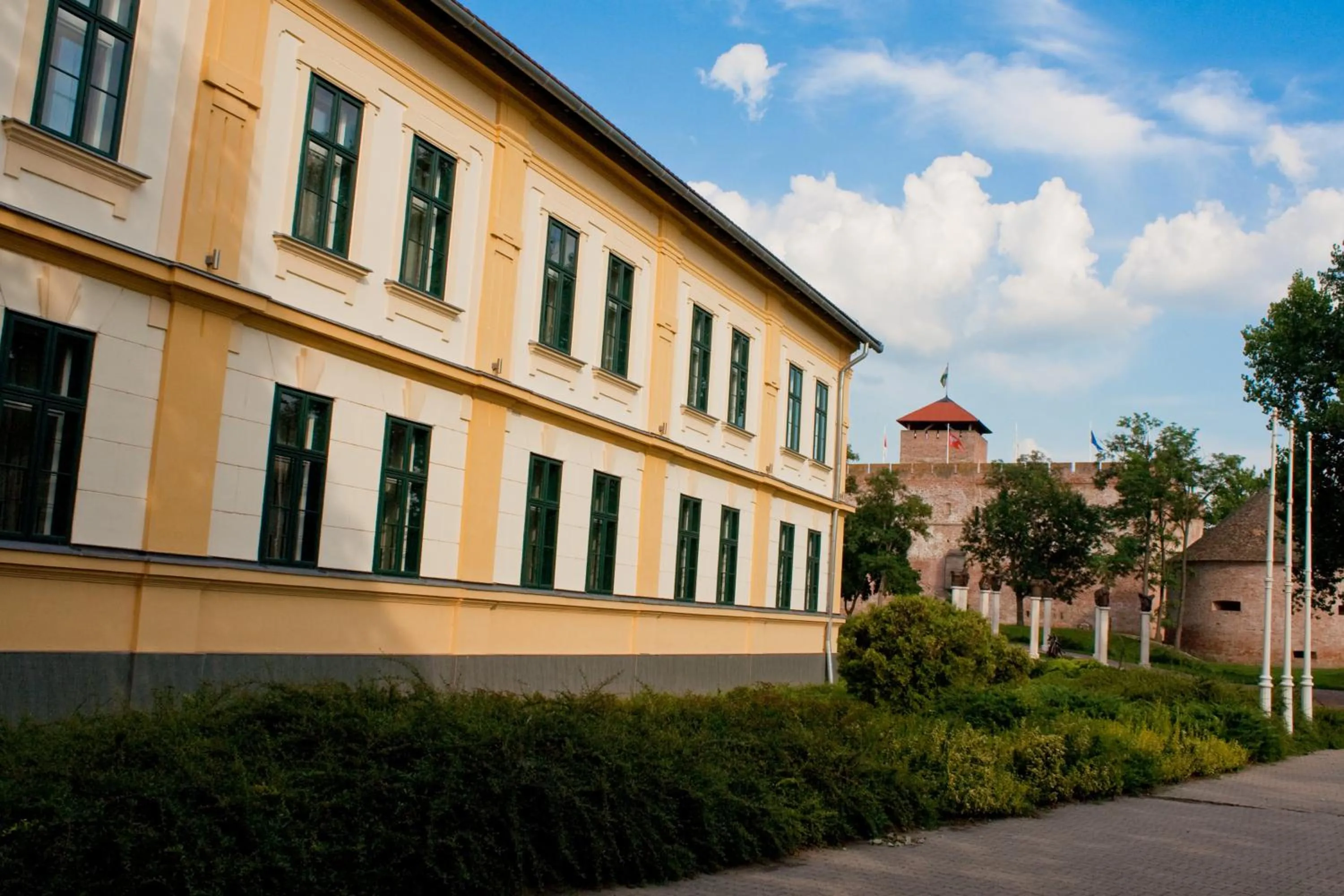 Facade/entrance in Elizabeth Hotel