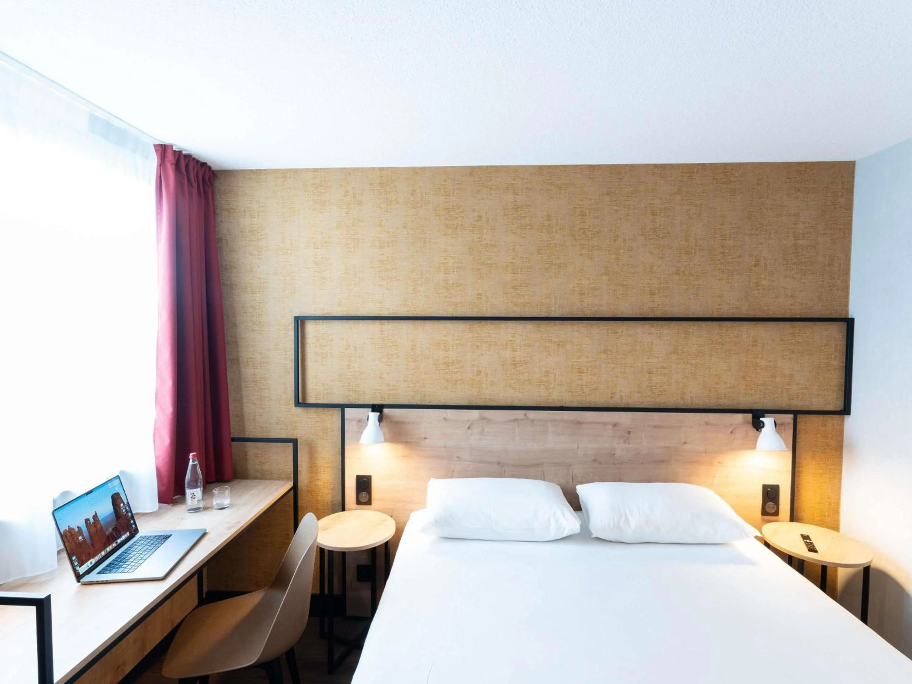 Bedroom, Bed in Ibis Orleans La Chapelle Saint Mesmin