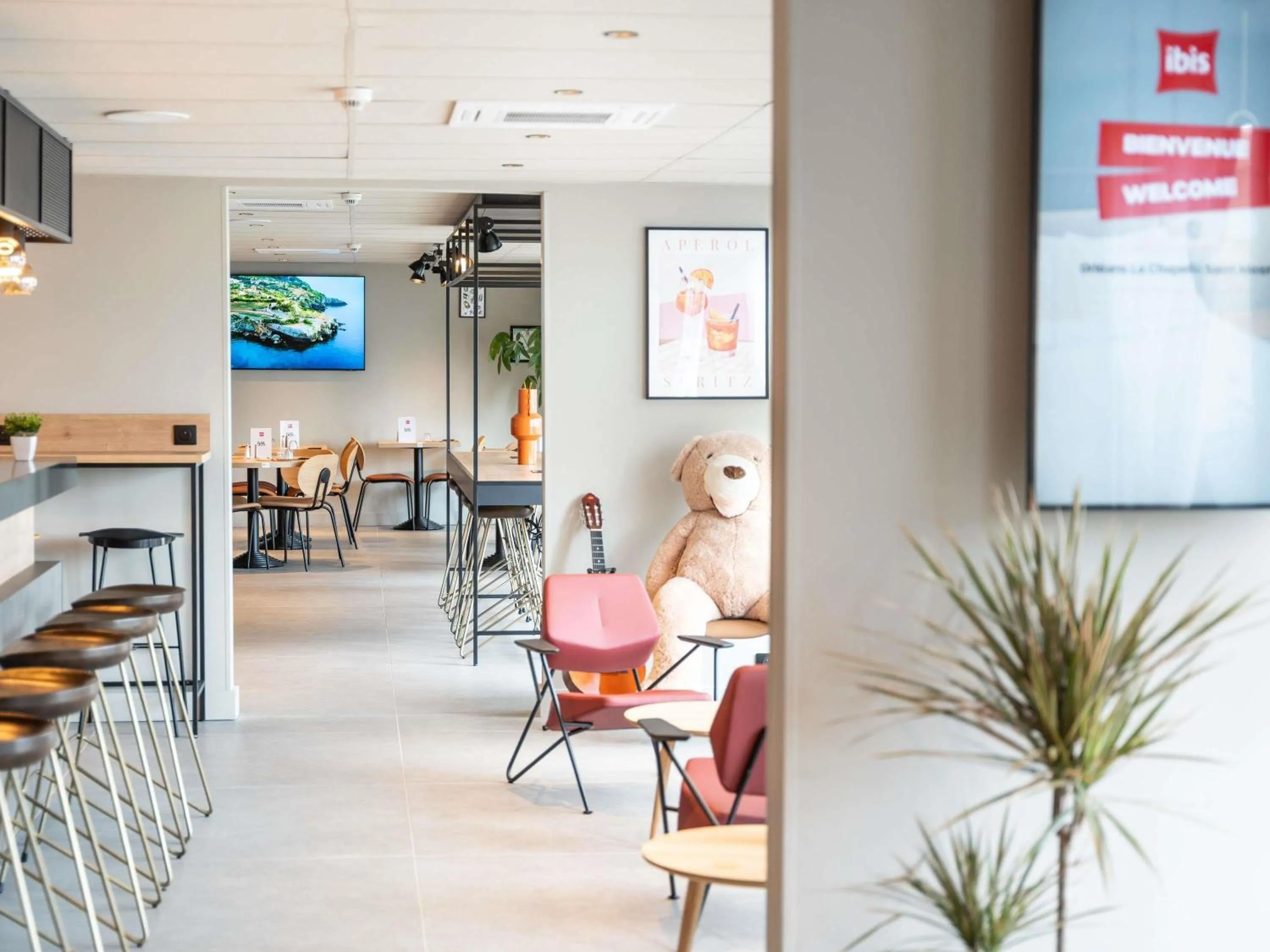 Lounge or bar in Ibis Orleans La Chapelle Saint Mesmin