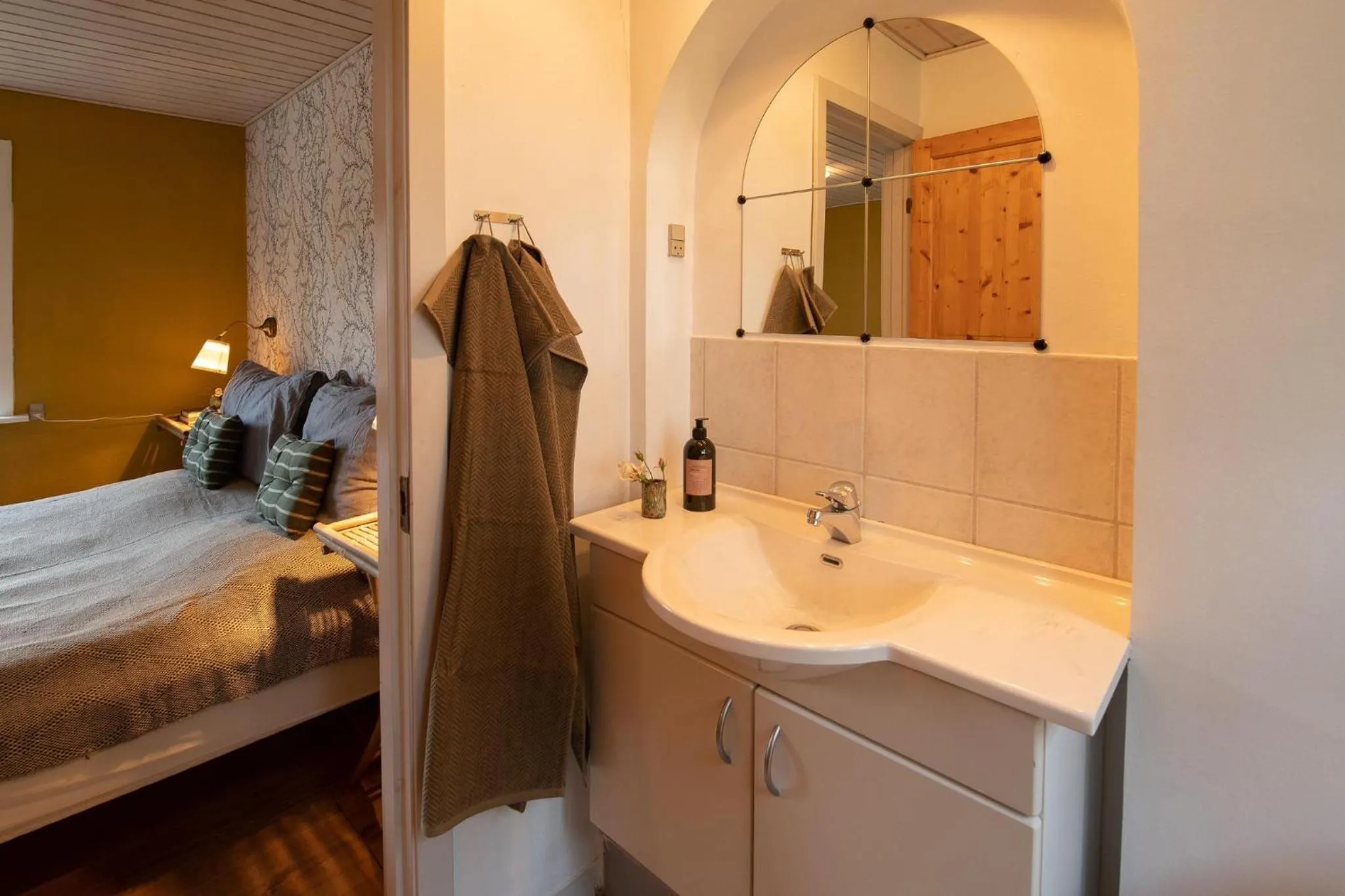 Bathroom, Bed in GÆSTEHUSET