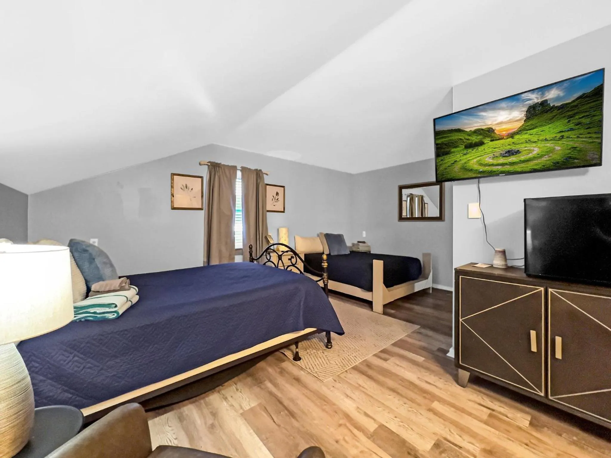 TV and multimedia, Bed in Timberline Lodge