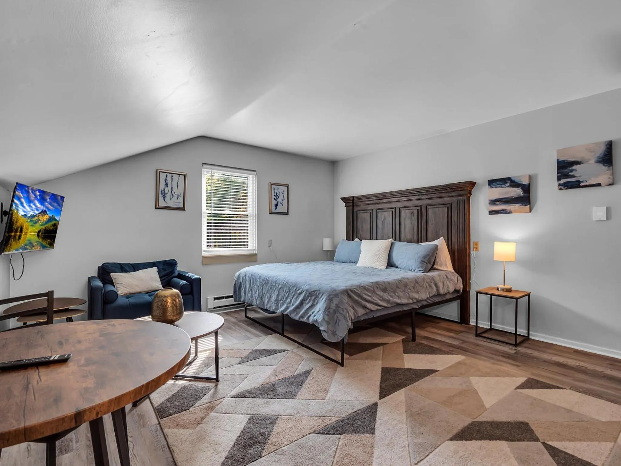 Photo of the whole room, Bed in Timberline Lodge
