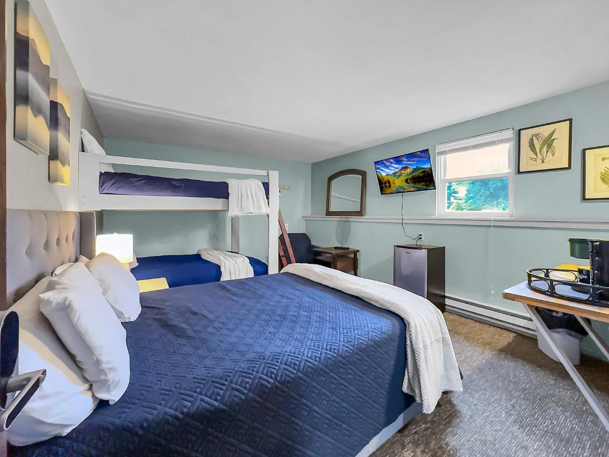 Photo of the whole room, Bed in Timberline Lodge