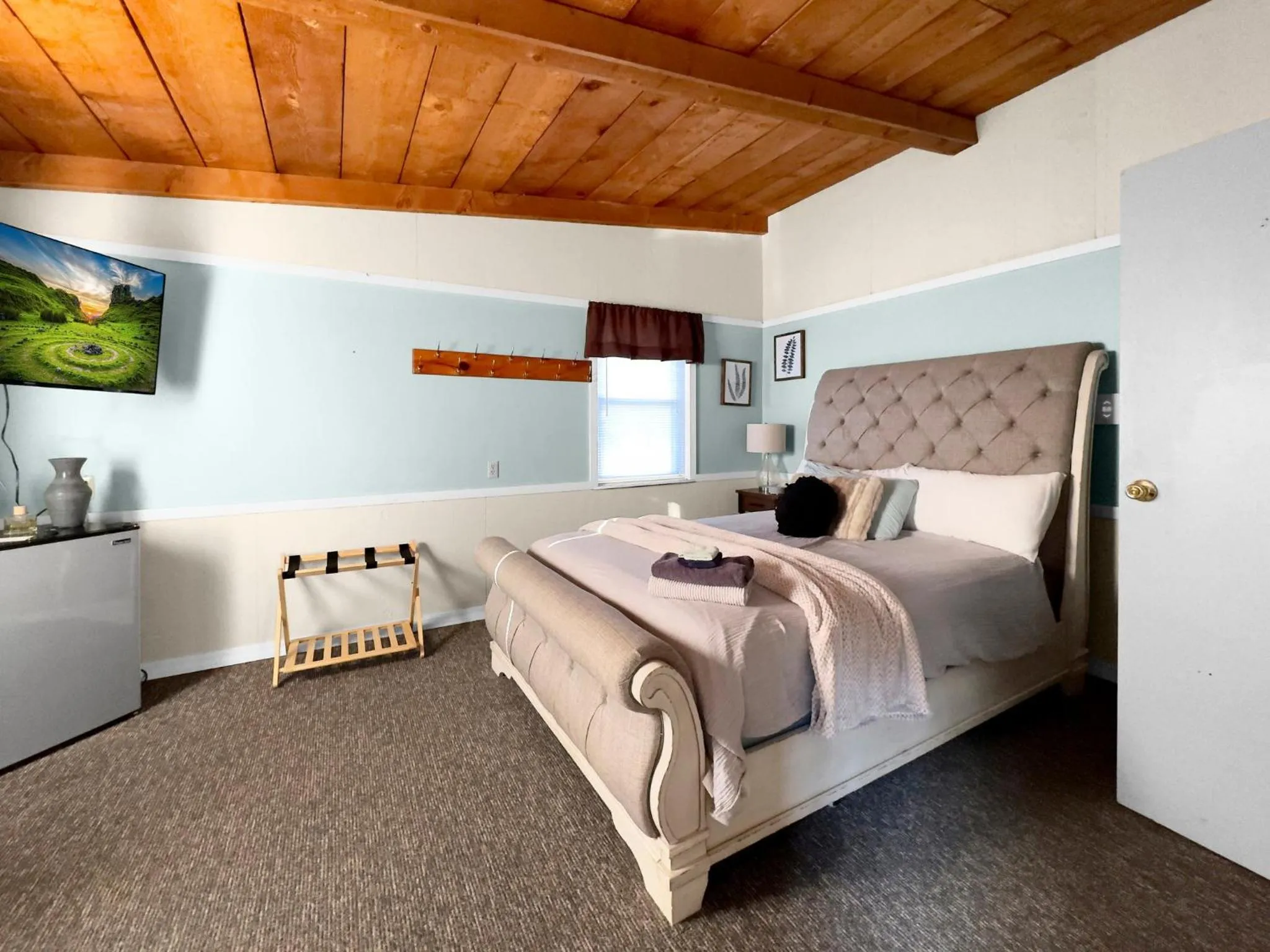 Photo of the whole room, Bed in Timberline Lodge
