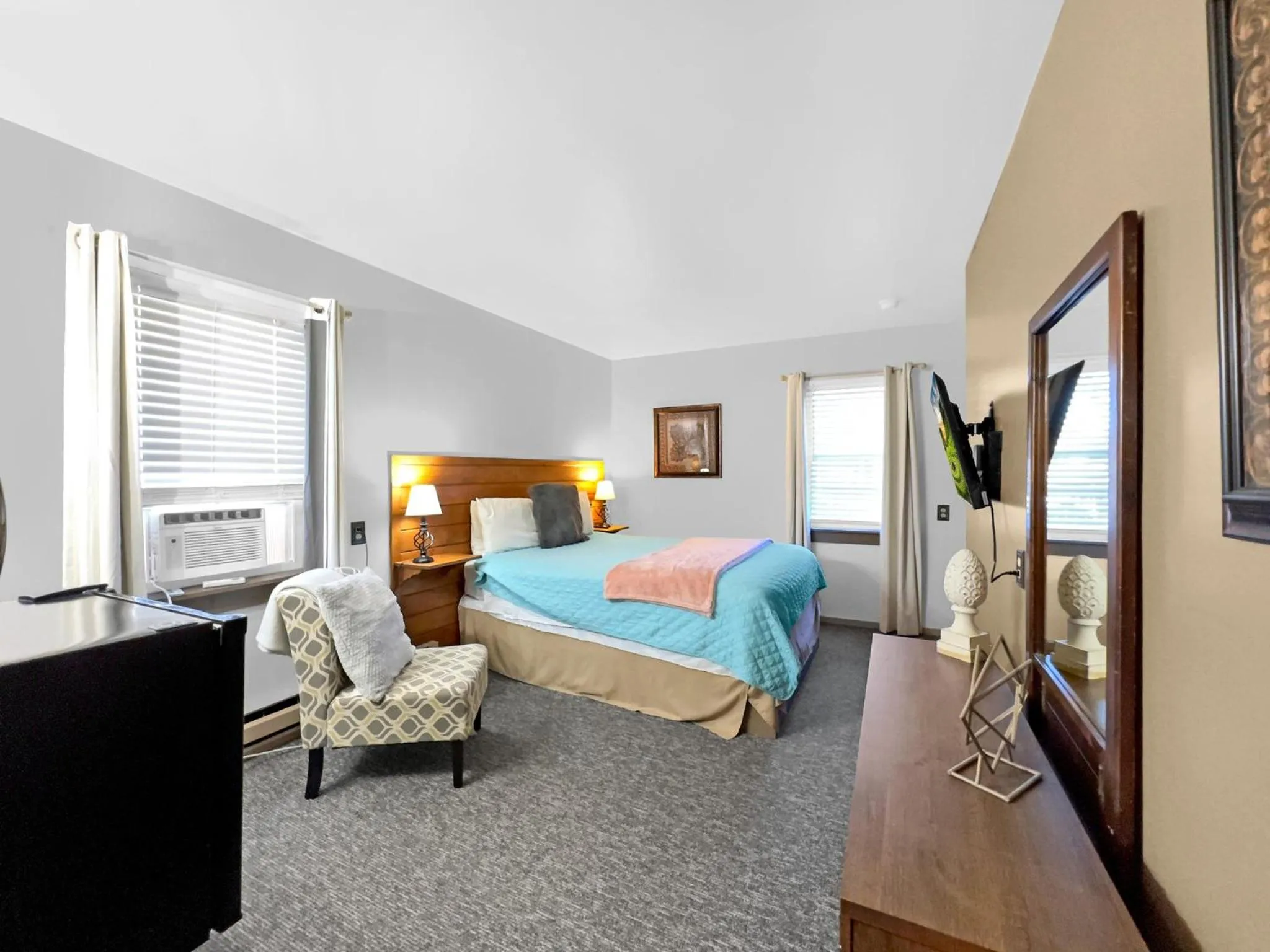 Photo of the whole room, Bed in Timberline Lodge