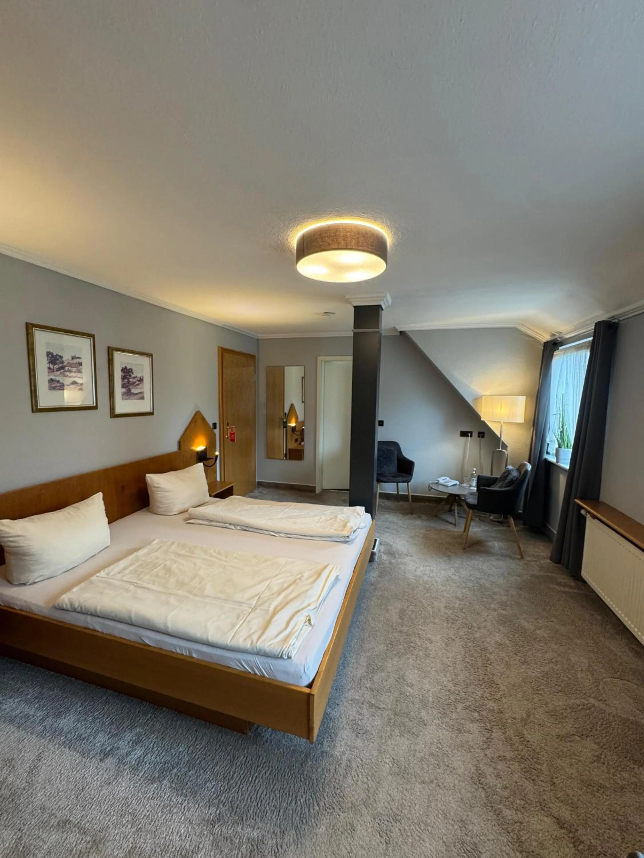 Photo of the whole room, Bed in Engemann Kurve