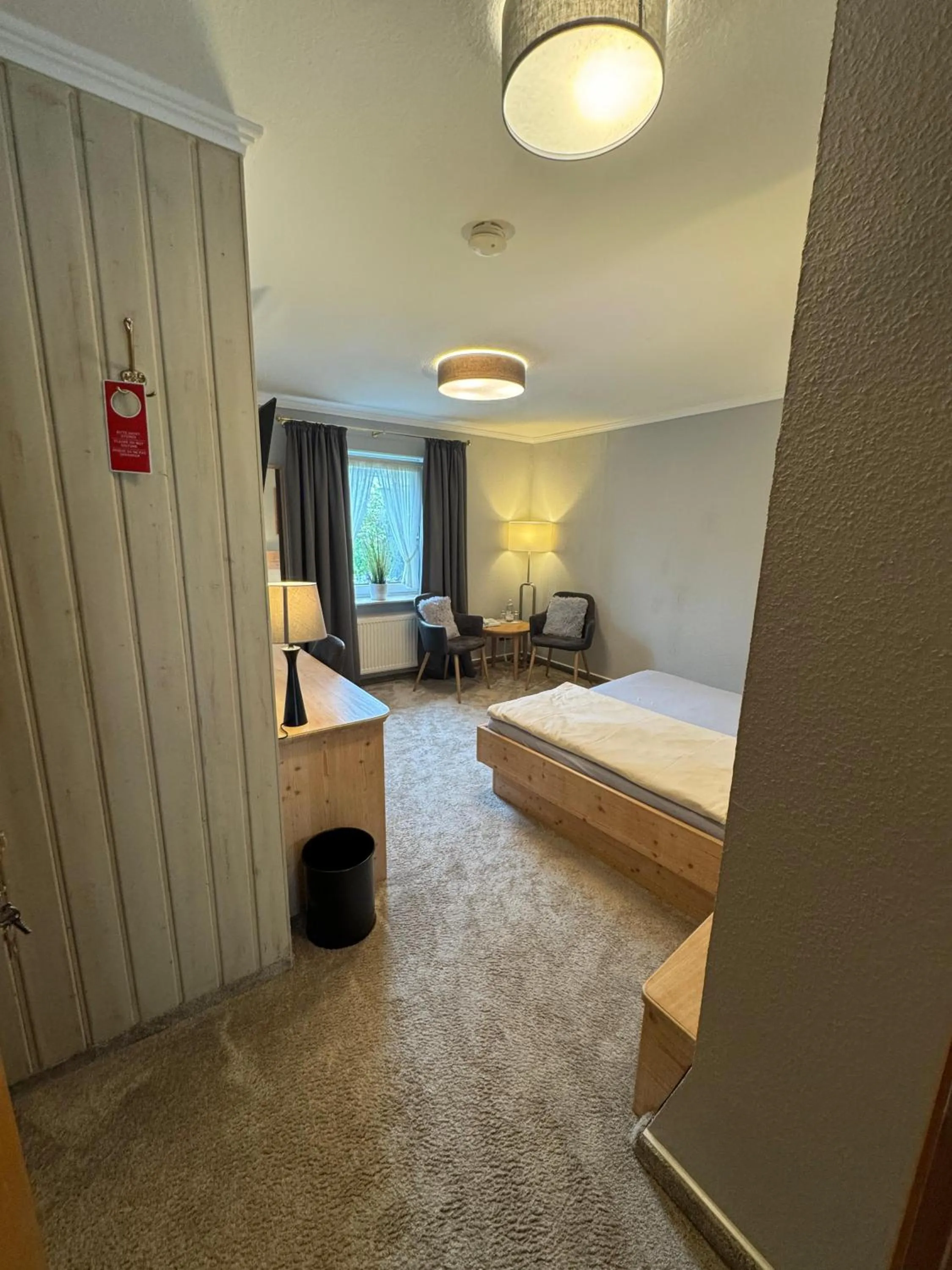 Photo of the whole room, Bed in Engemann Kurve