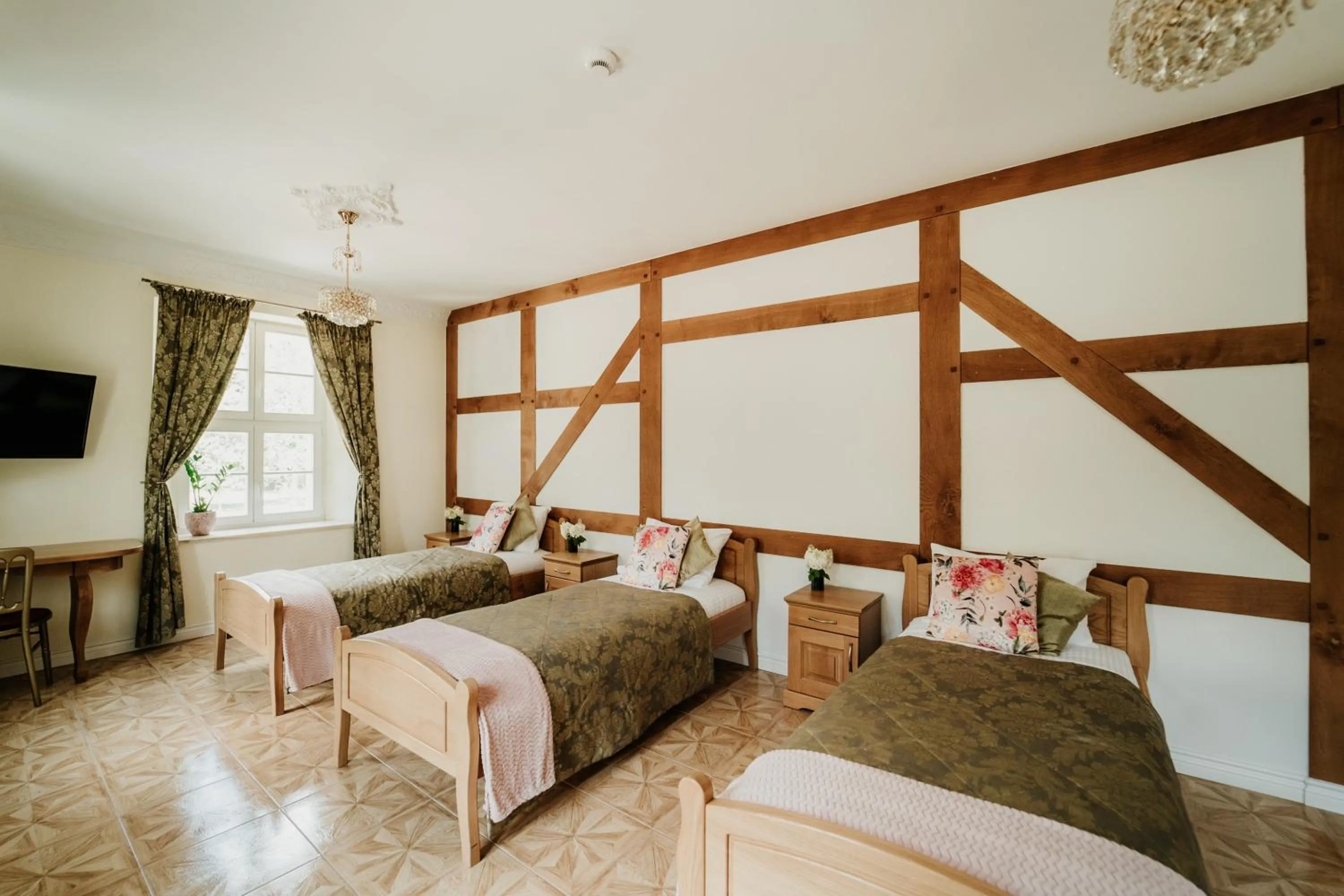 Bed in Pałac Bogaczów - noclegi - restauracja - przyjęcia