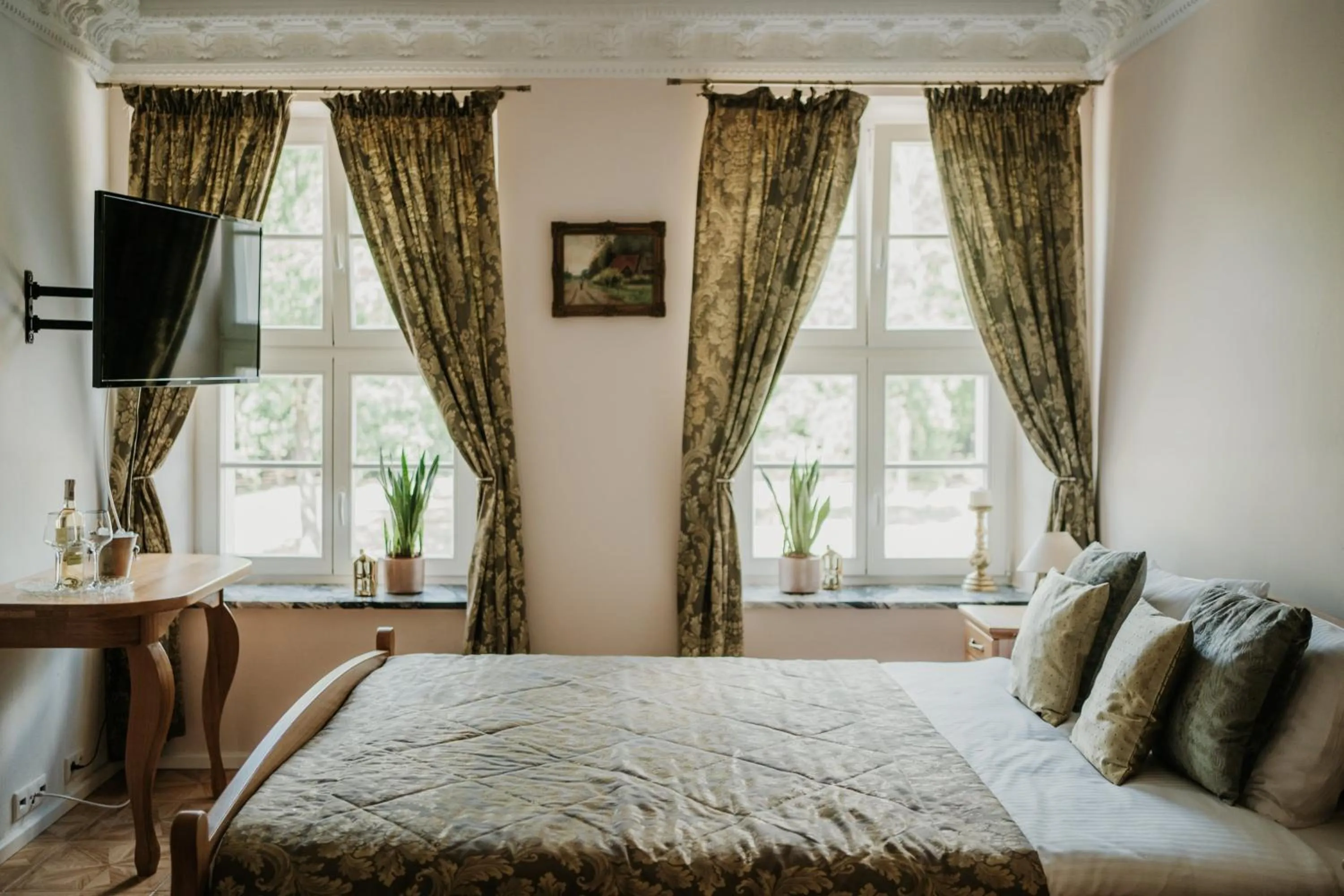 Bed in Pałac Bogaczów - noclegi - restauracja - przyjęcia