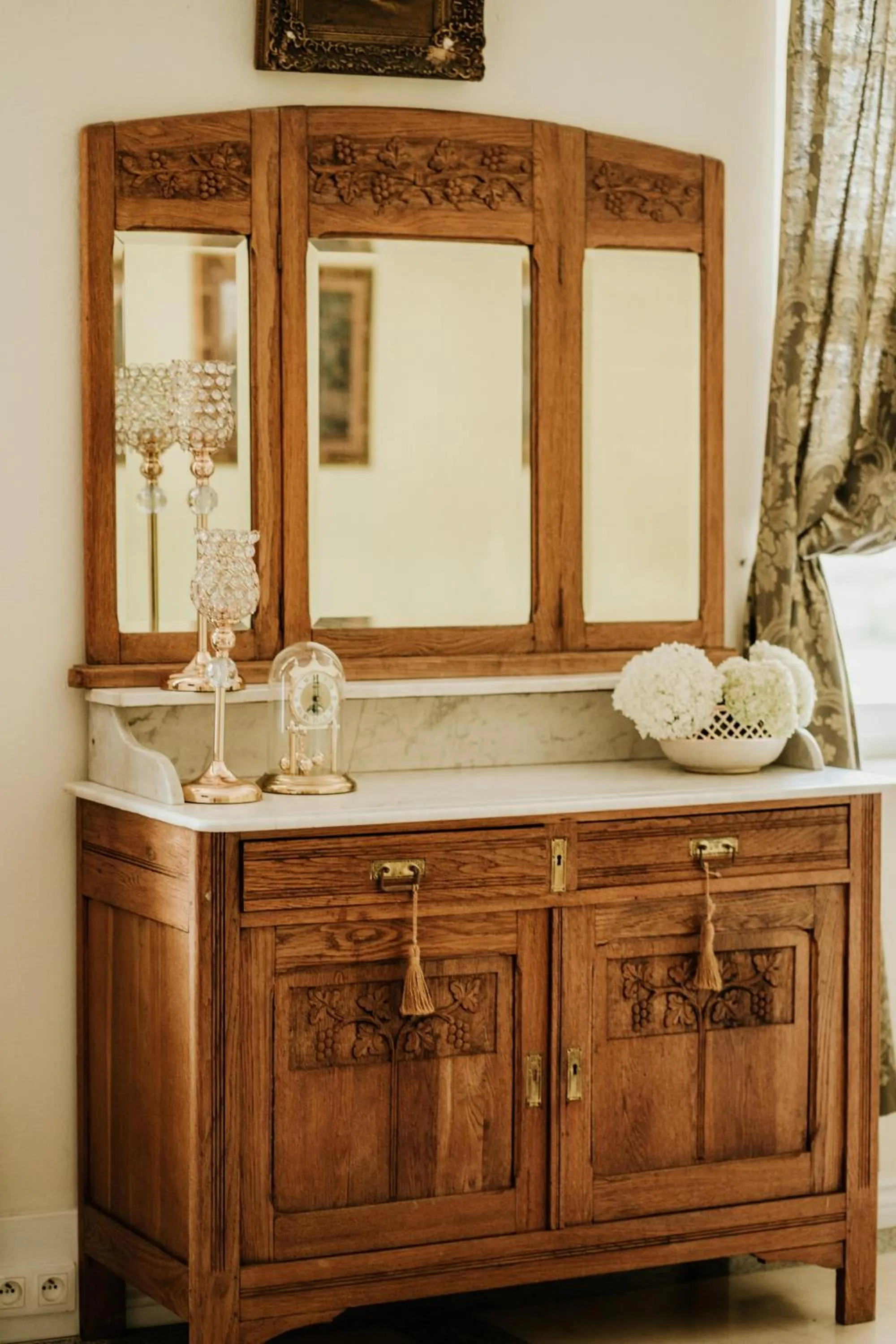 wardrobe in Pałac Bogaczów - noclegi - restauracja - przyjęcia