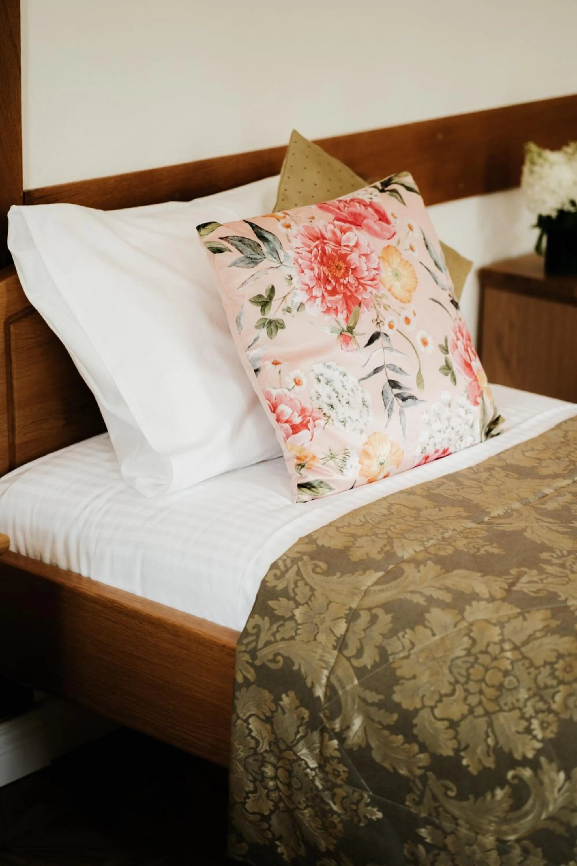 Bed in Pałac Bogaczów - noclegi - restauracja - przyjęcia