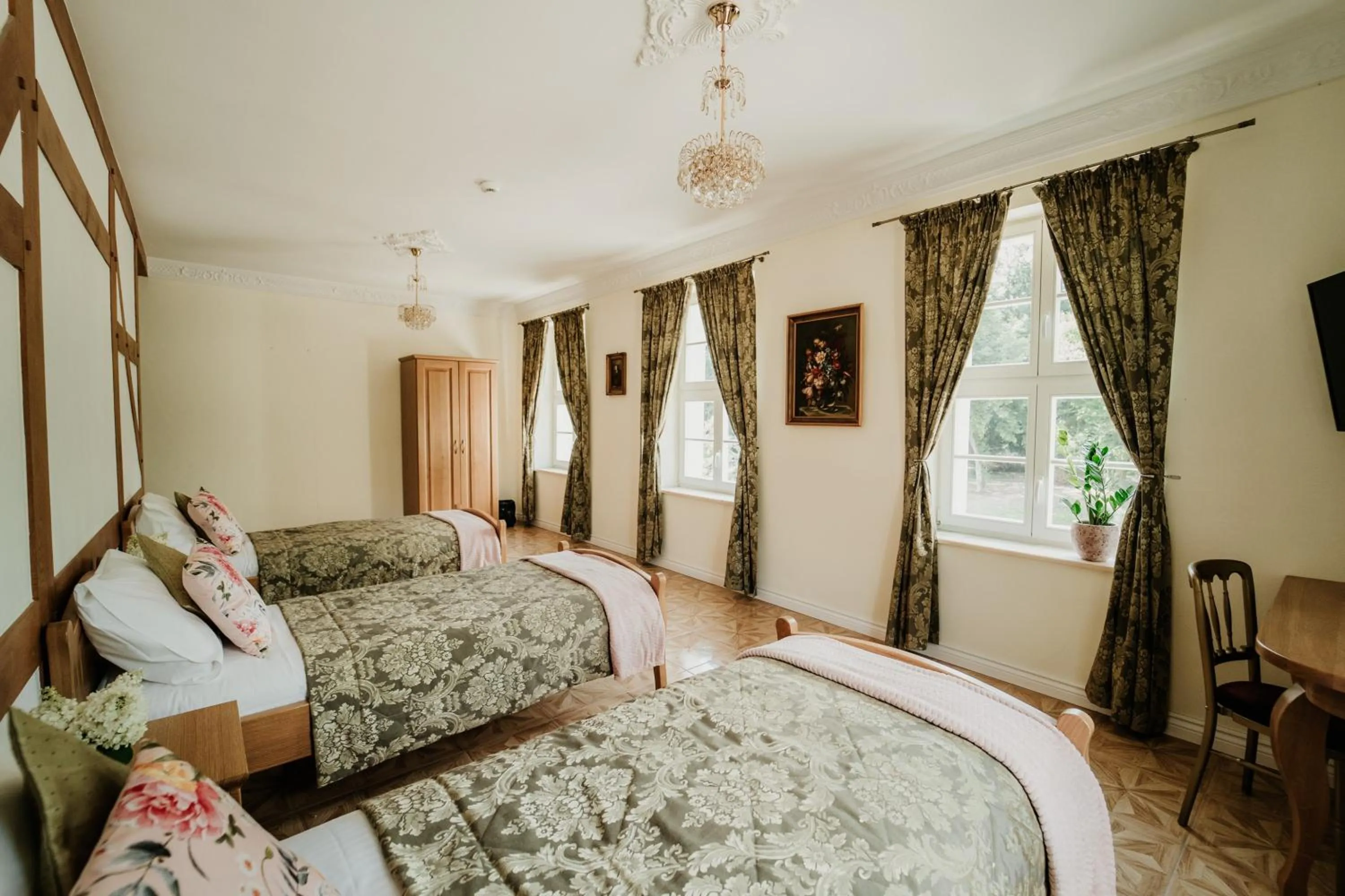 Bed in Pałac Bogaczów - noclegi - restauracja - przyjęcia