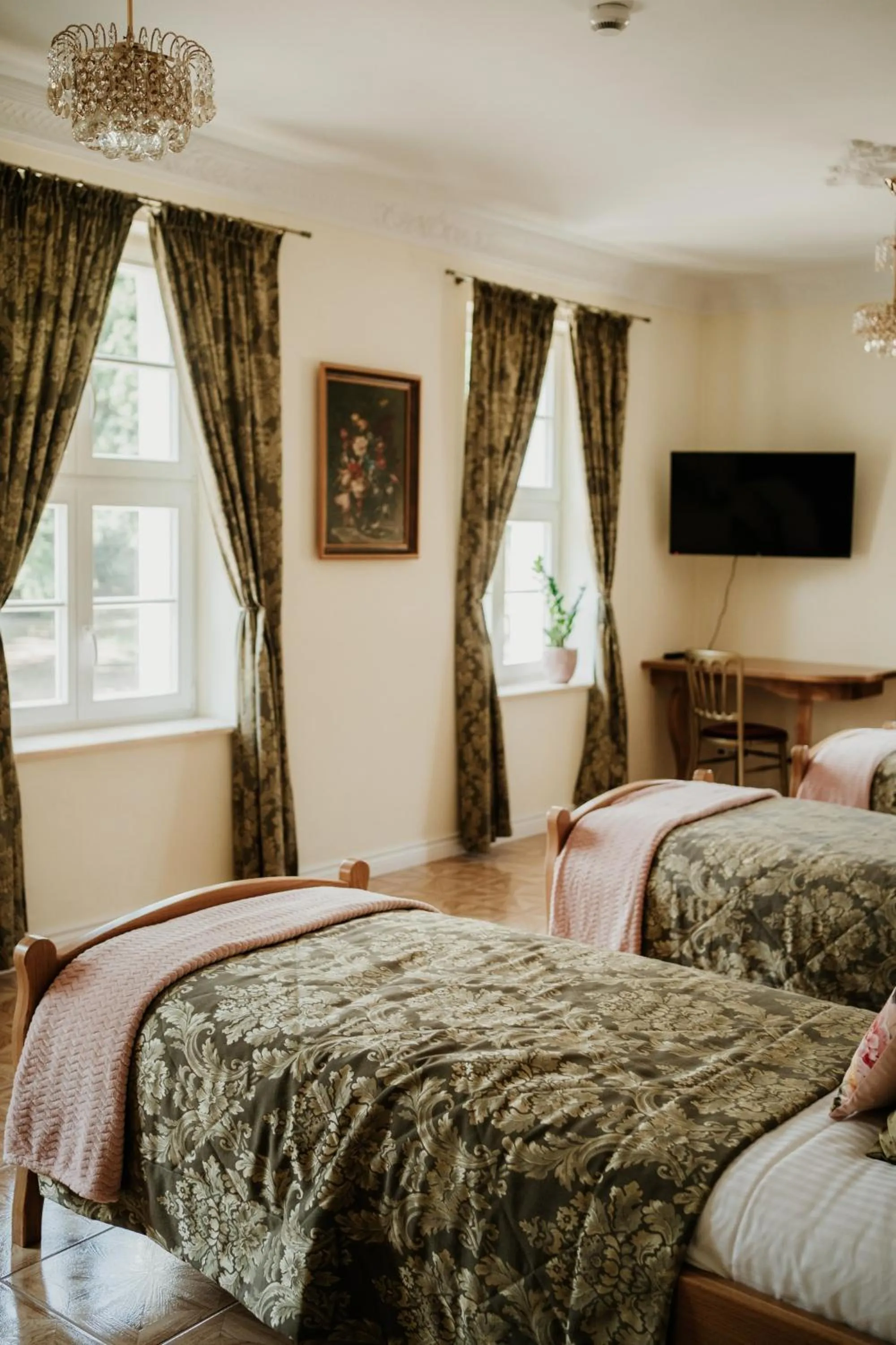 Bed in Pałac Bogaczów - noclegi - restauracja - przyjęcia