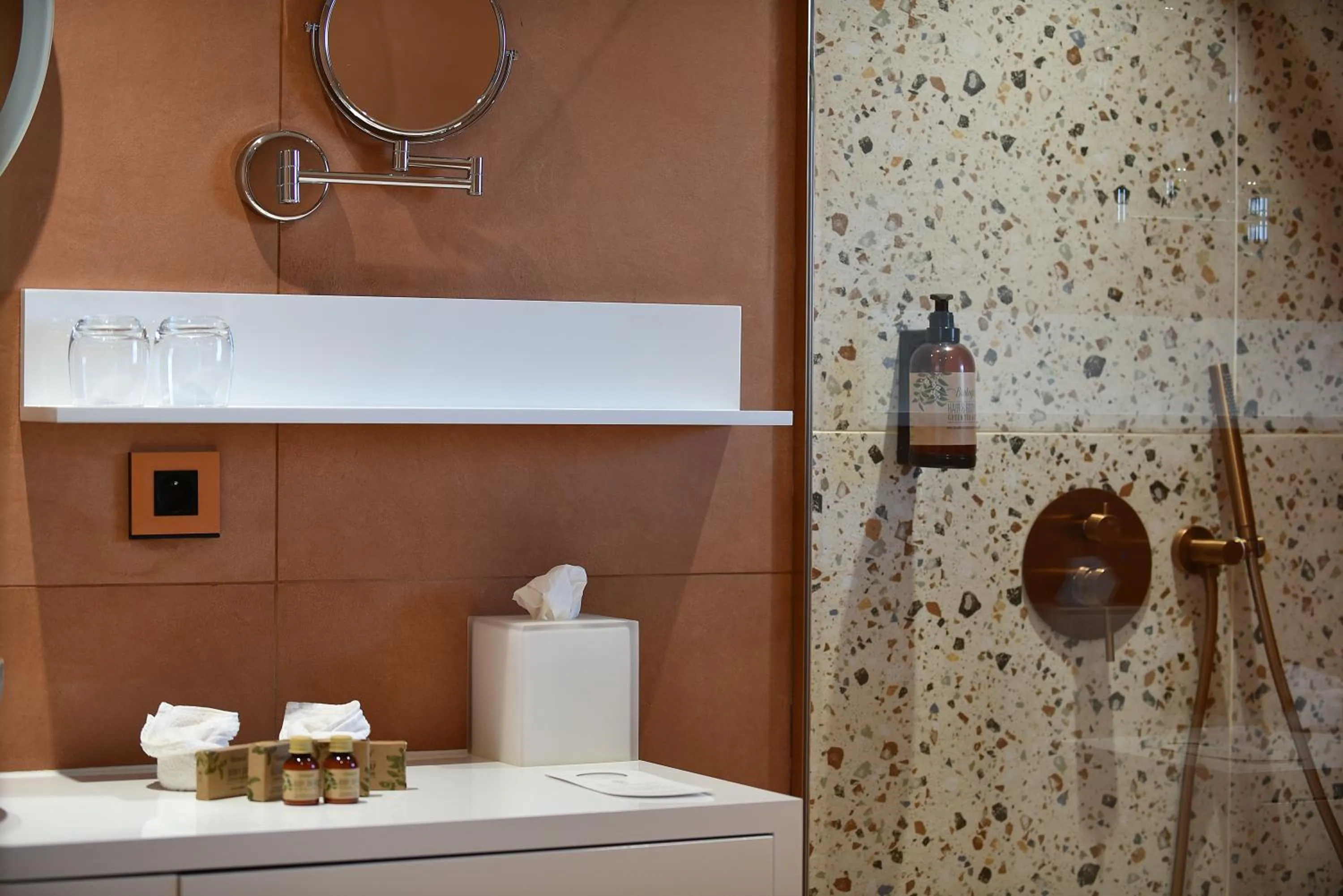 Shower in Hôtel Alivi Di Santa Giulia