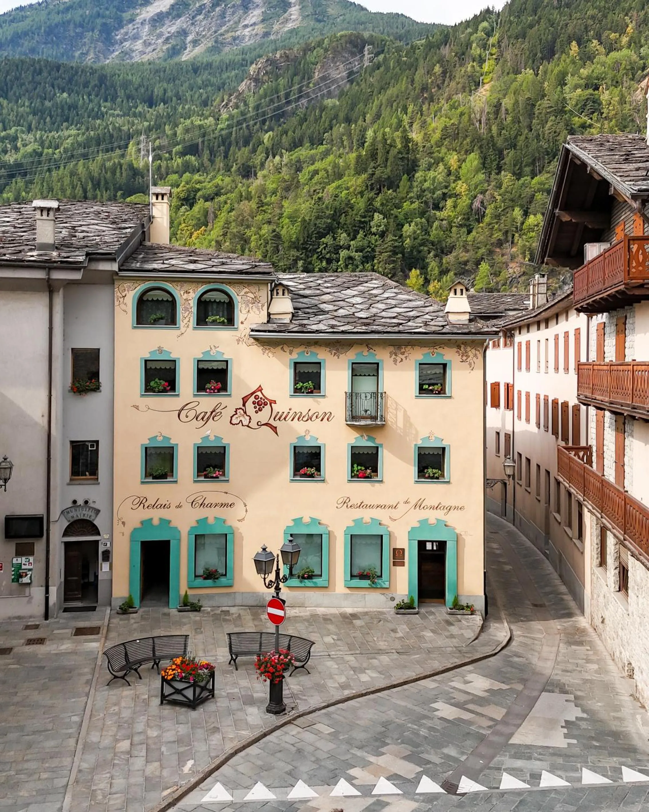 Property building in Café Quinson Relais de Charme