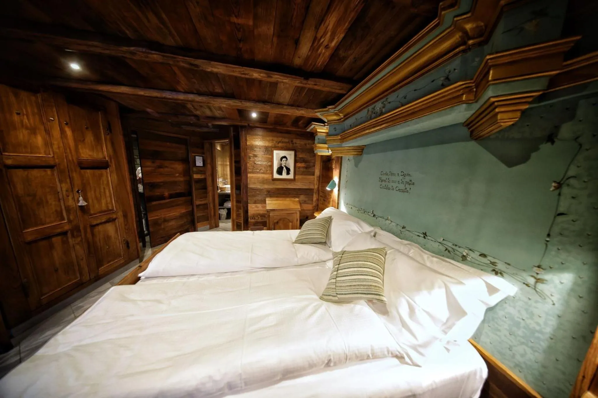 Photo of the whole room, Bed in Café Quinson Relais de Charme