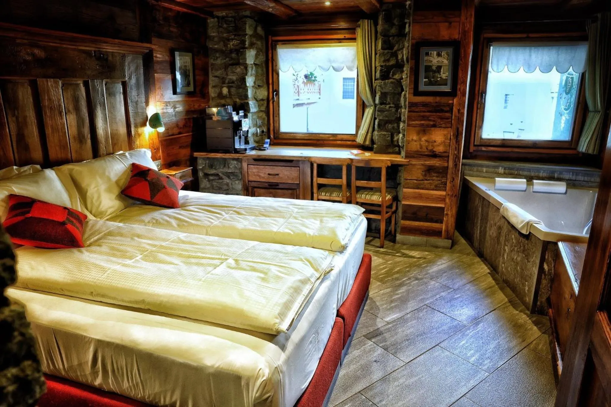 Photo of the whole room, Bed in Café Quinson Relais de Charme