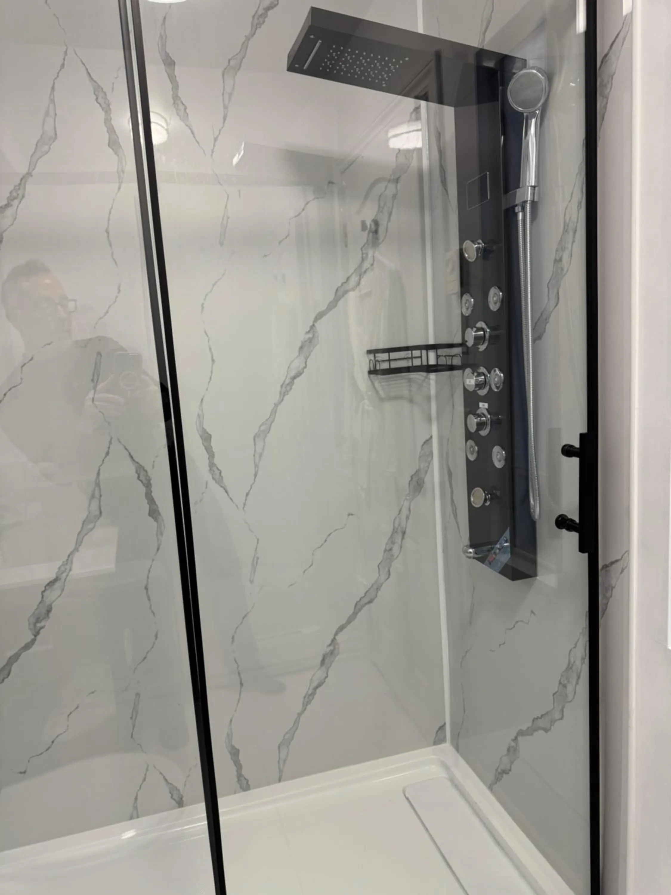 Shower in Le 900 Tremblant Inn Café and Bistro