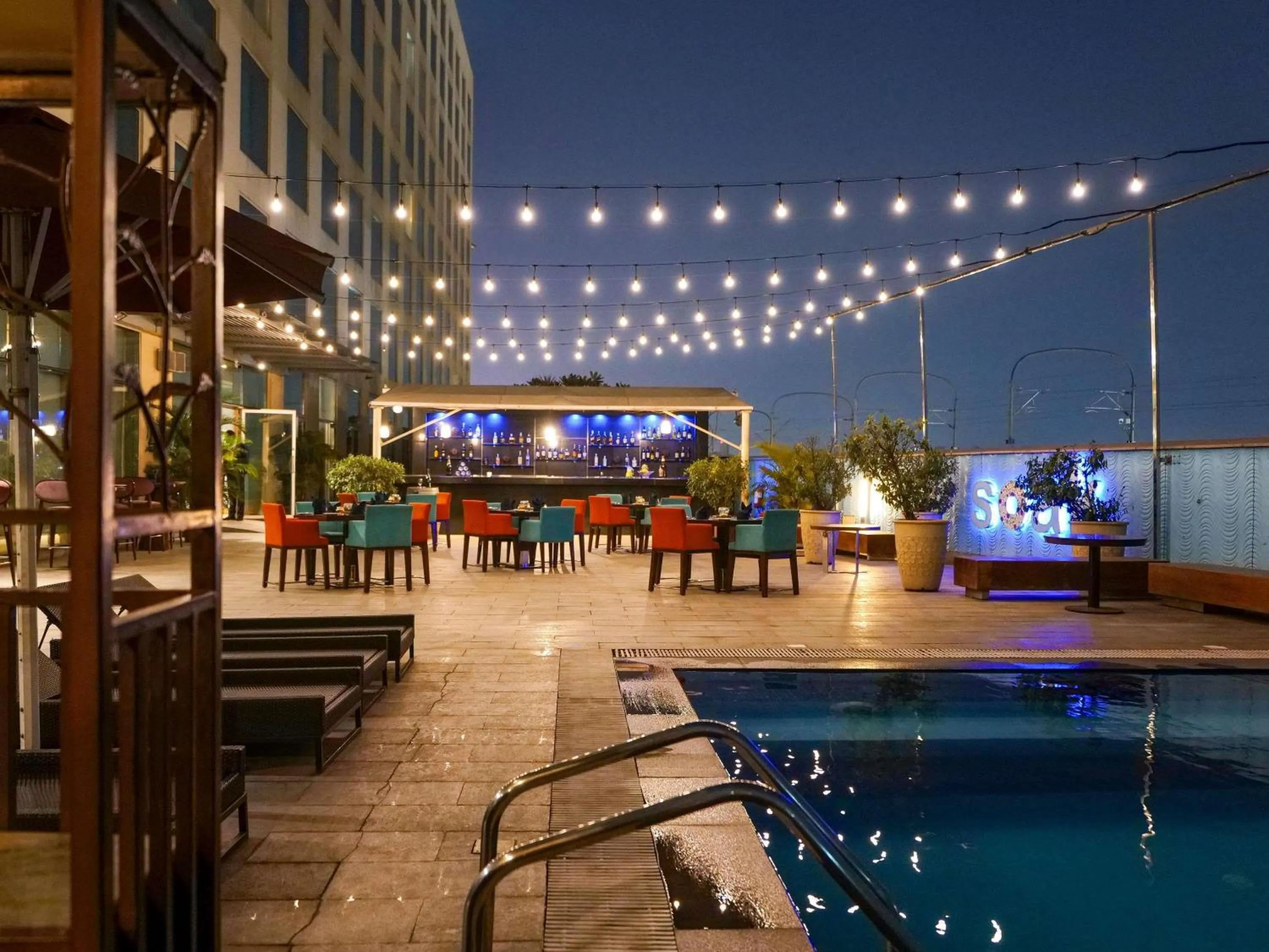 Restaurant/places to eat in Novotel Pune Viman Nagar Road