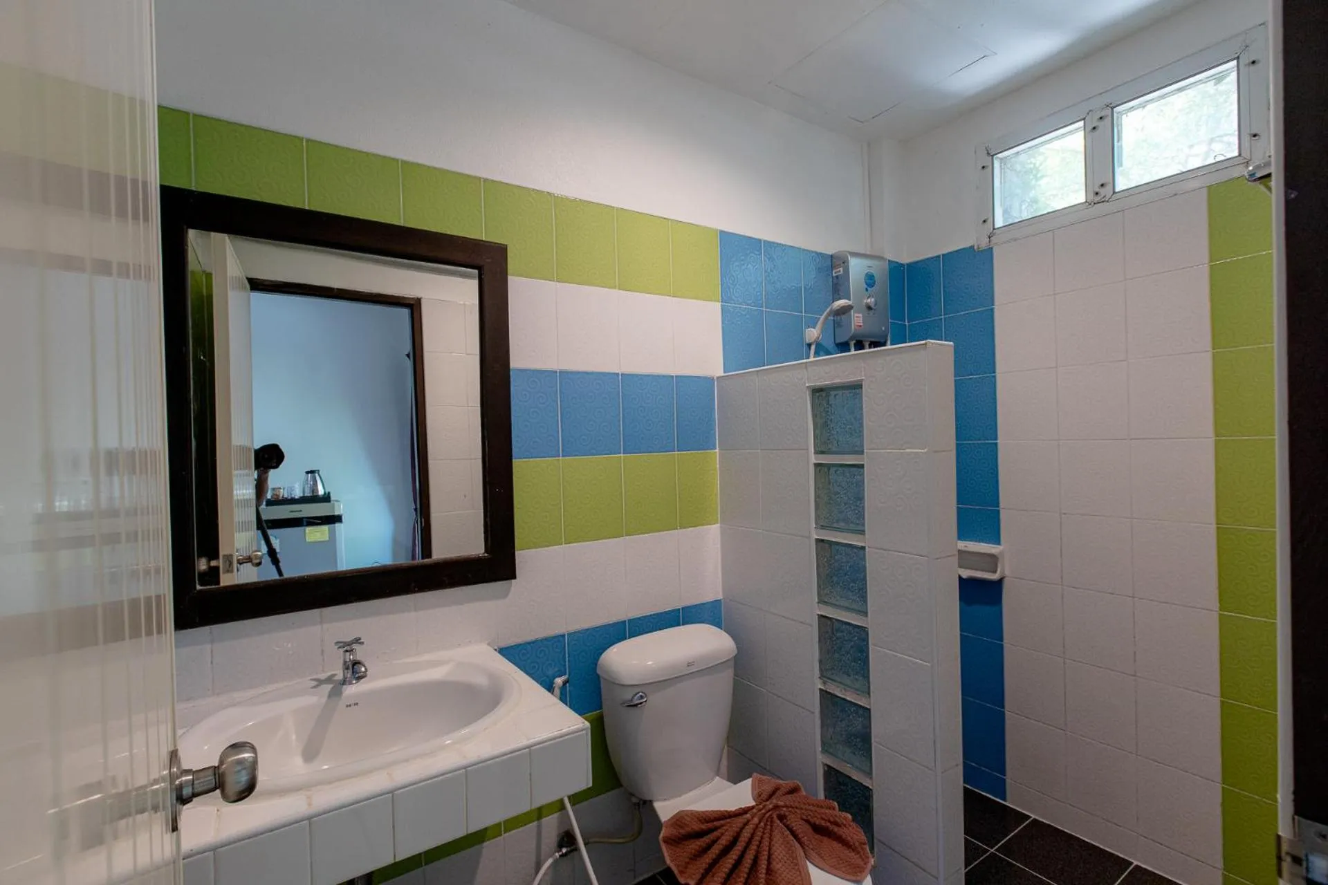 Shower in The Target Hotel chaingrai