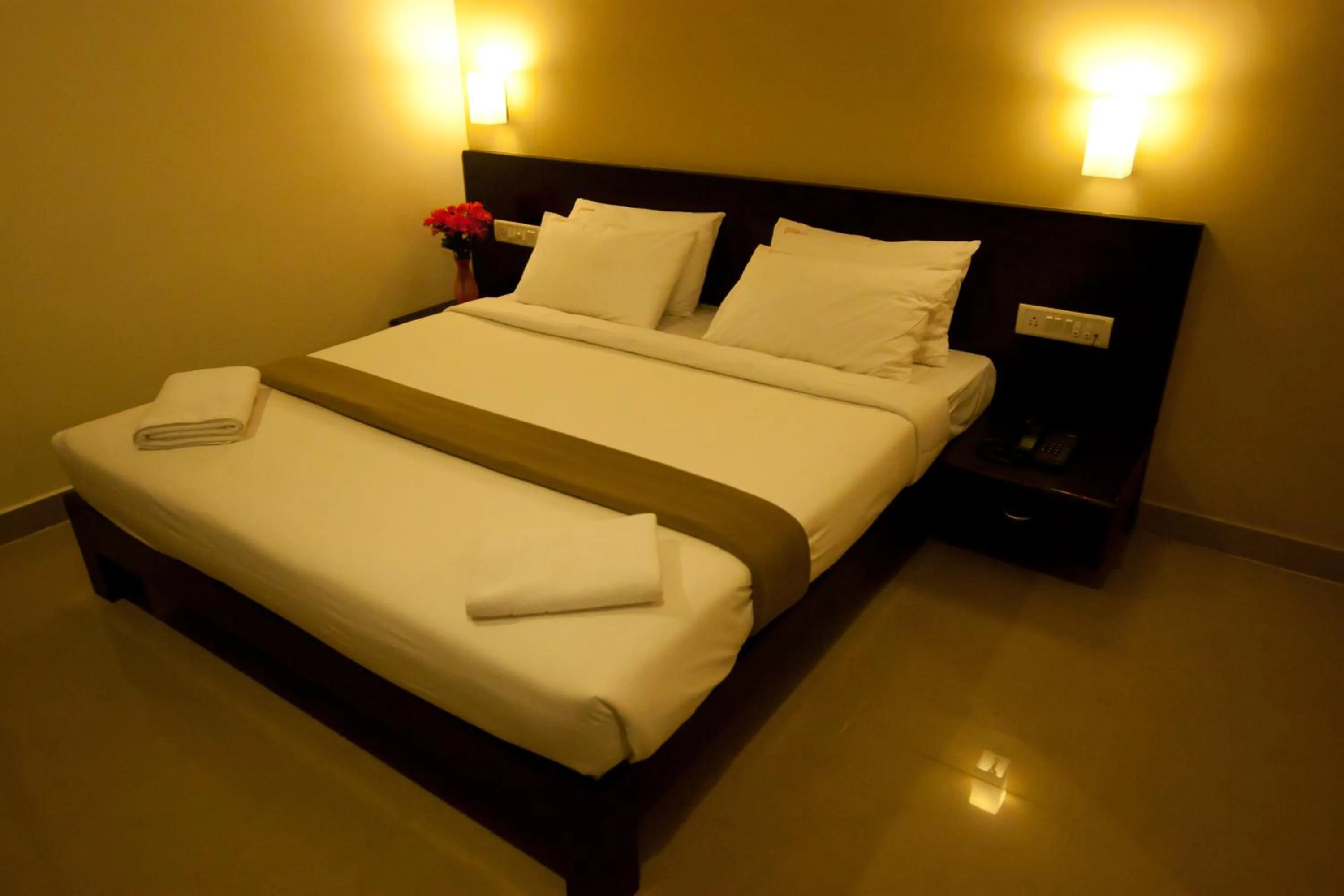 Bedroom, Bed in Hotel Sunshine