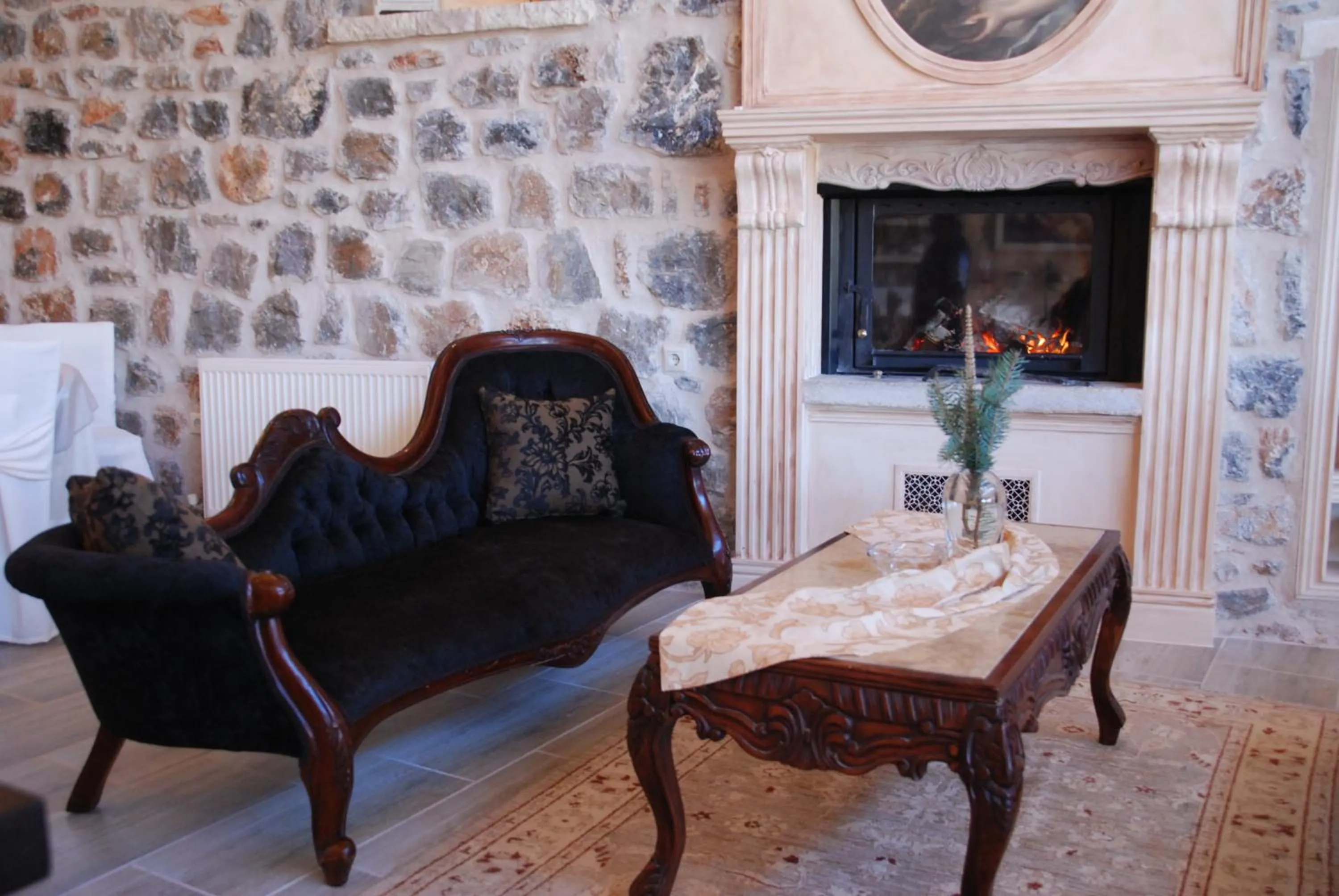 Communal lounge/ TV room in Menalia Villas & Suites ΚΤΗΜΑ ΚΟΥΜΠΟΥΡΗ