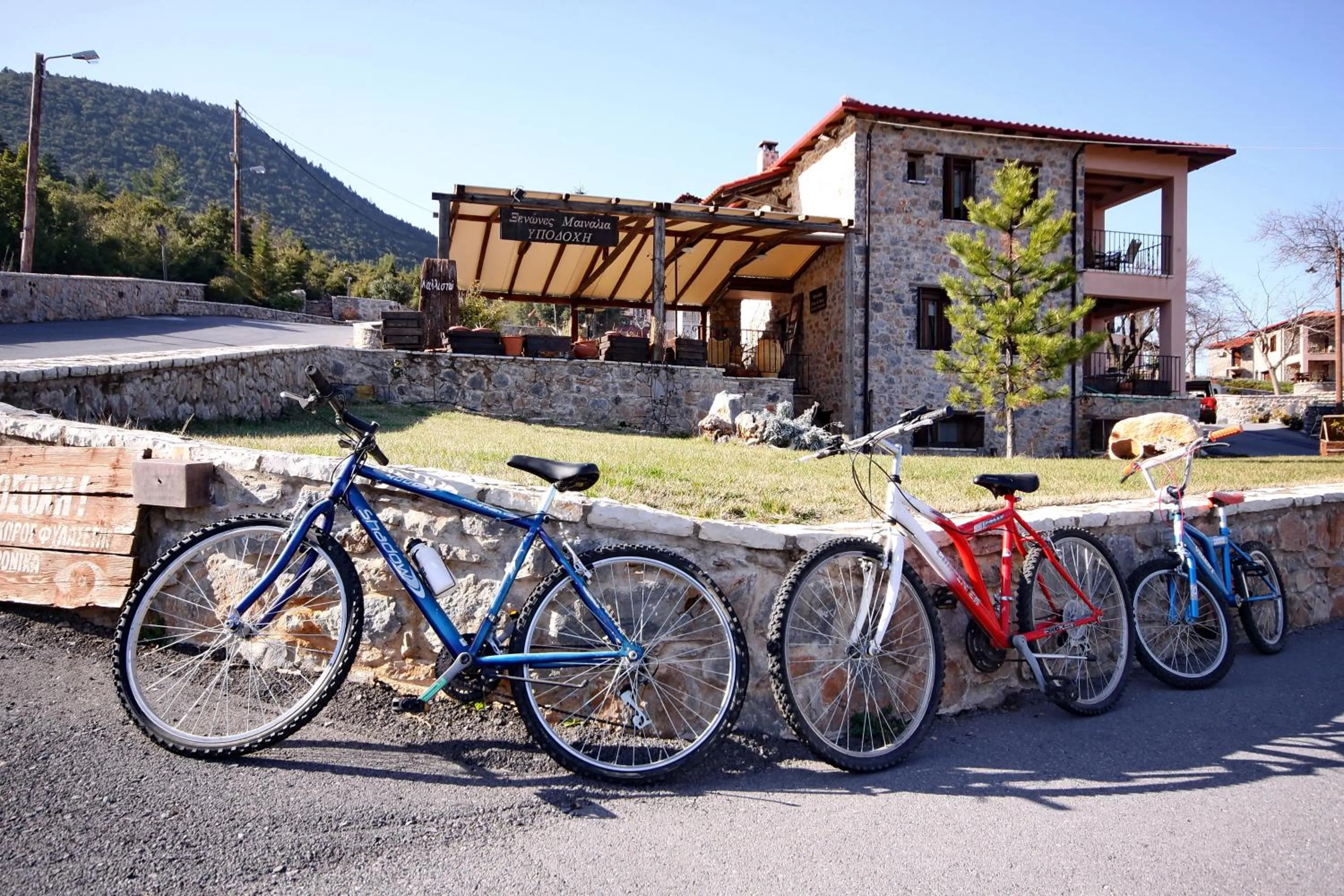 Cycling in Menalia Villas & Suites ΚΤΗΜΑ ΚΟΥΜΠΟΥΡΗ