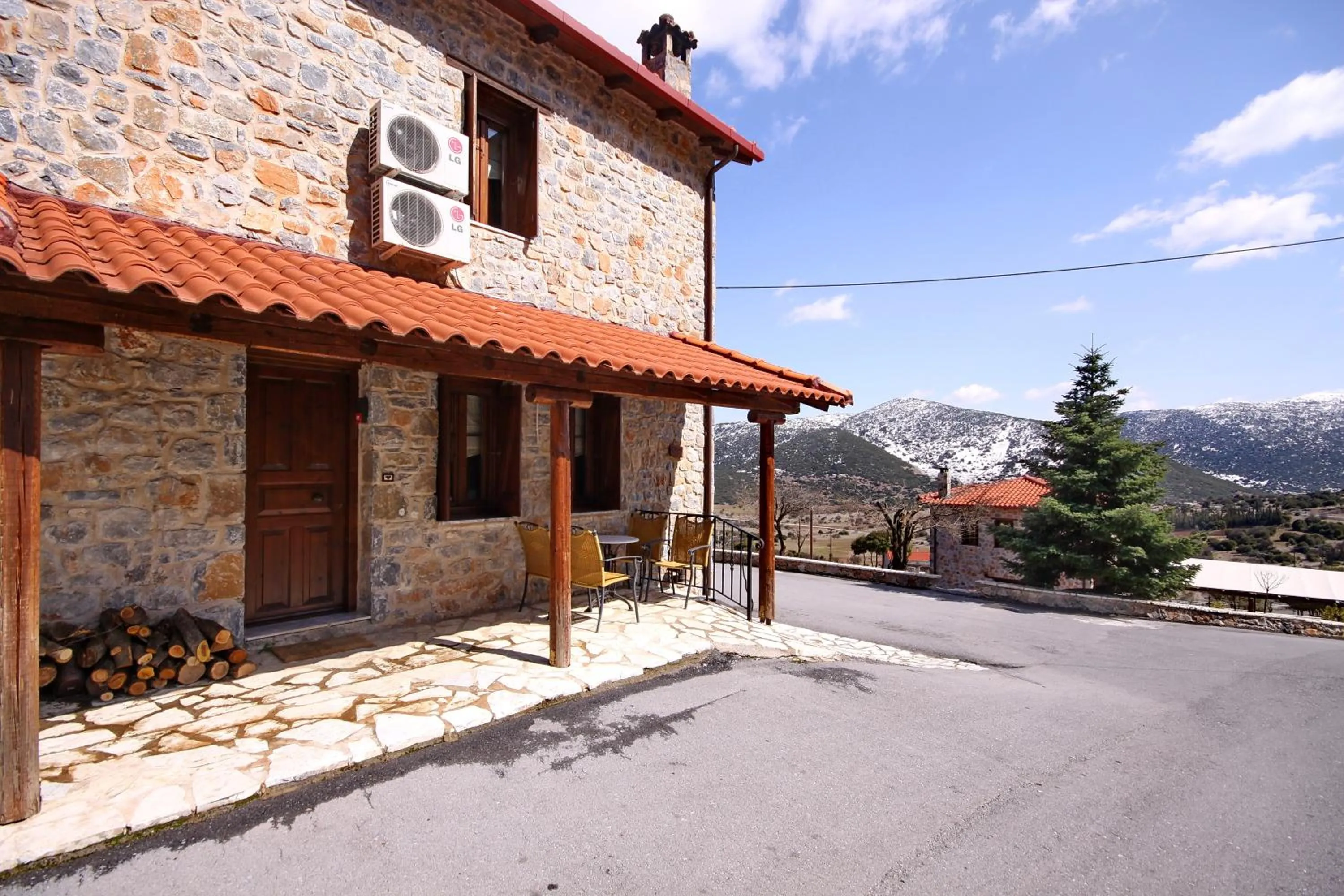 Neighbourhood in Menalia Villas & Suites ΚΤΗΜΑ ΚΟΥΜΠΟΥΡΗ