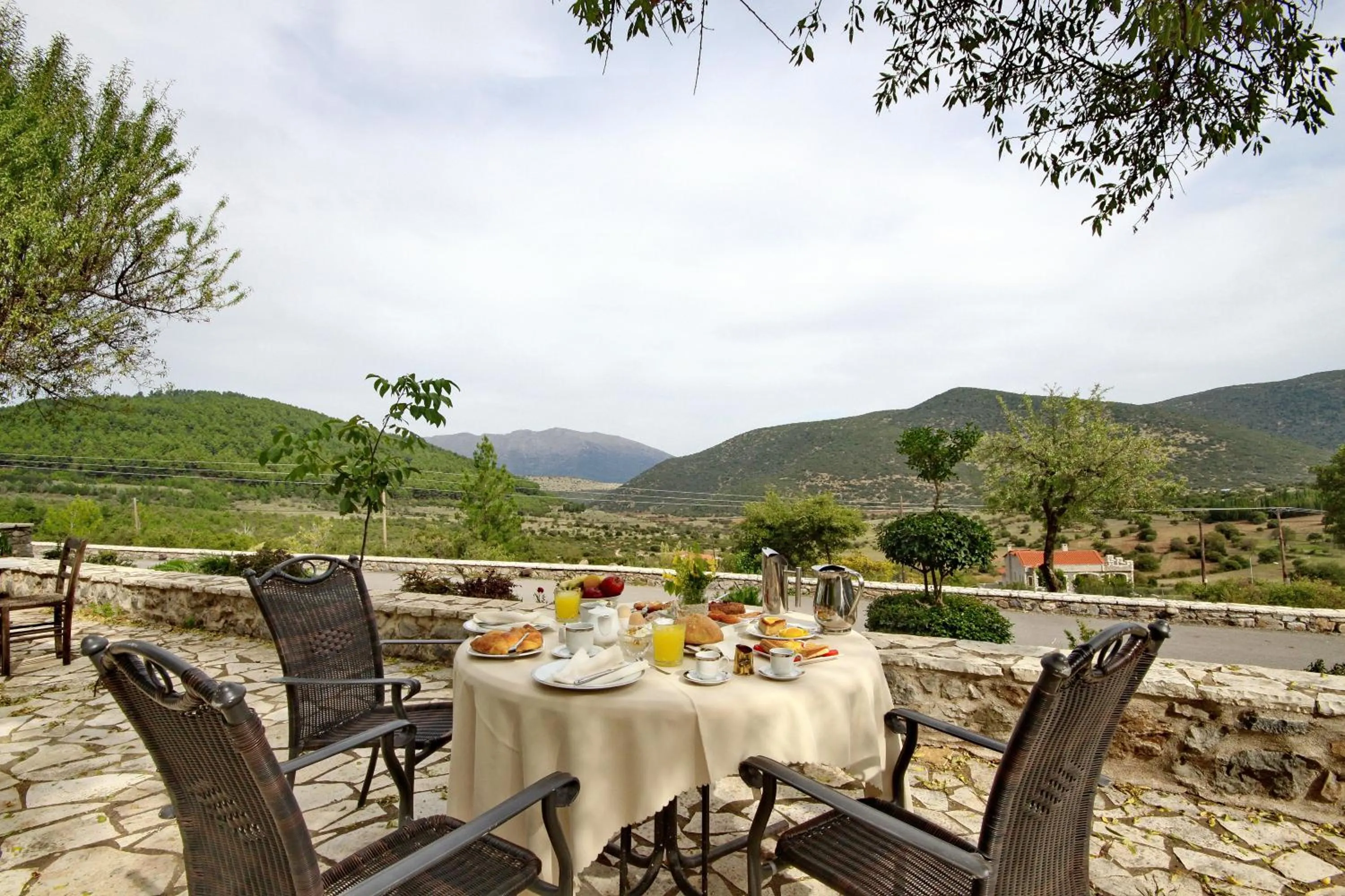 Restaurant/places to eat in Menalia Villas & Suites ΚΤΗΜΑ ΚΟΥΜΠΟΥΡΗ