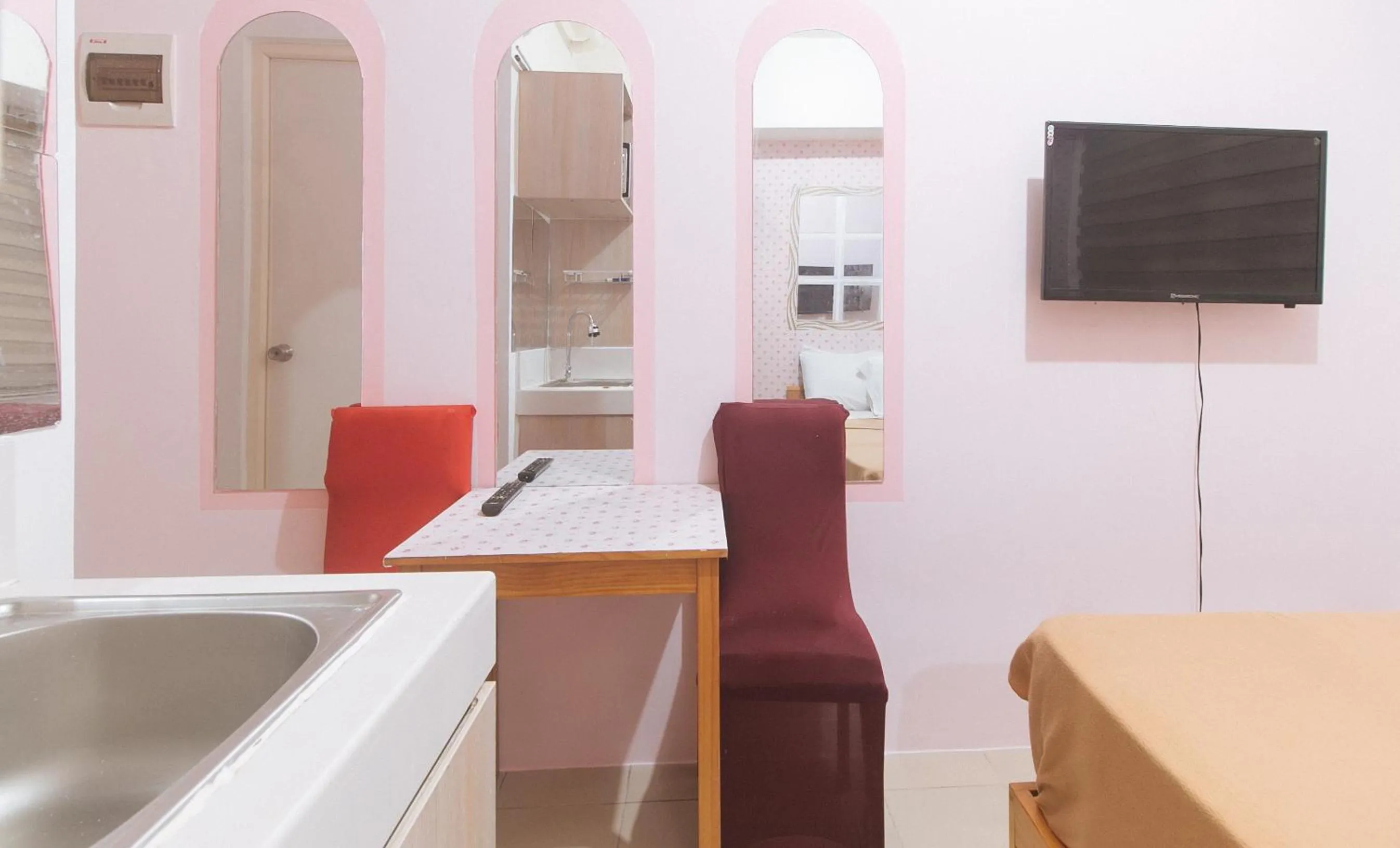 TV and multimedia in Eimy's Place at Urban Deca Mandaluyong by RedDoorz