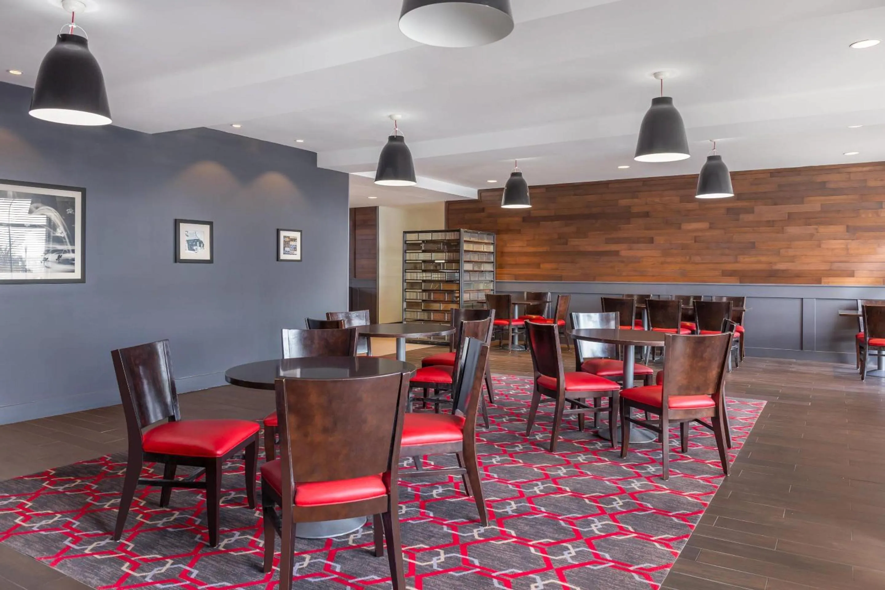 Restaurant/places to eat in Radisson Hotel Detroit Metro Airport