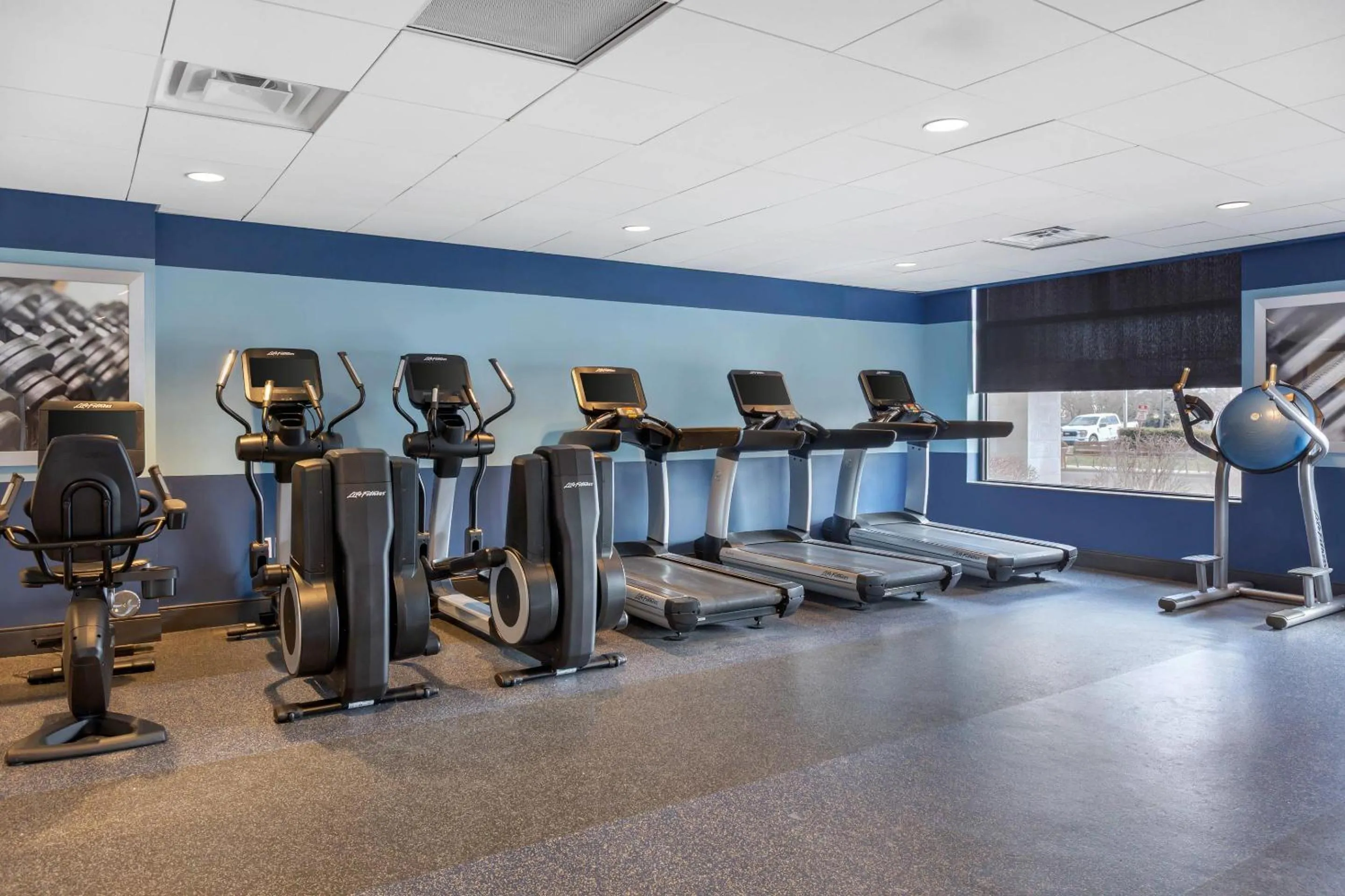 Fitness centre/facilities in Radisson Hotel Detroit Metro Airport