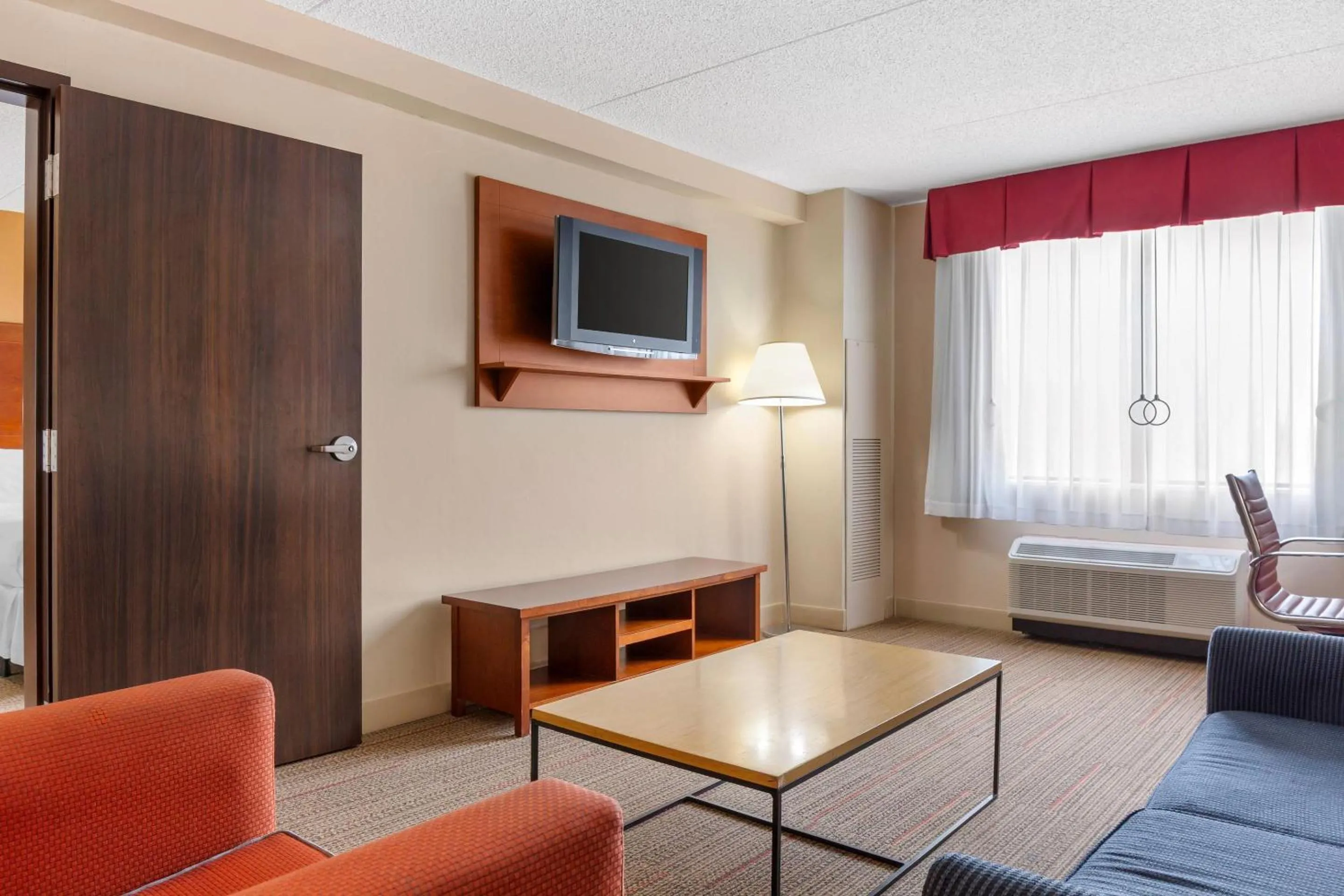 Bedroom, Bed in Radisson Hotel Detroit Metro Airport