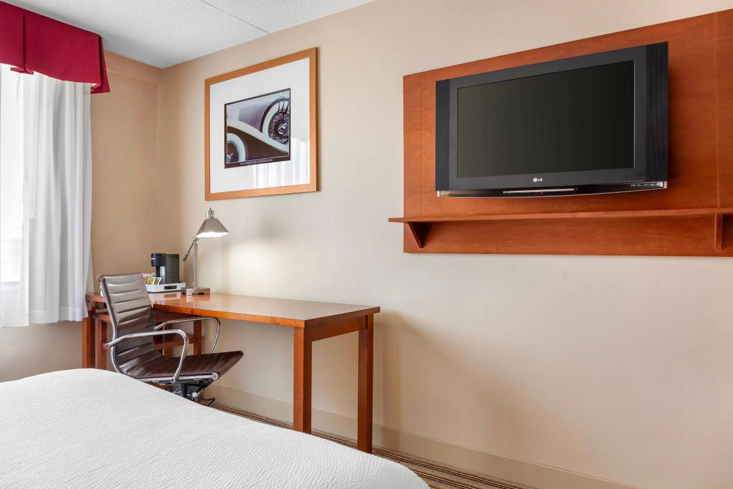 Bedroom, Bed in Radisson Hotel Detroit Metro Airport