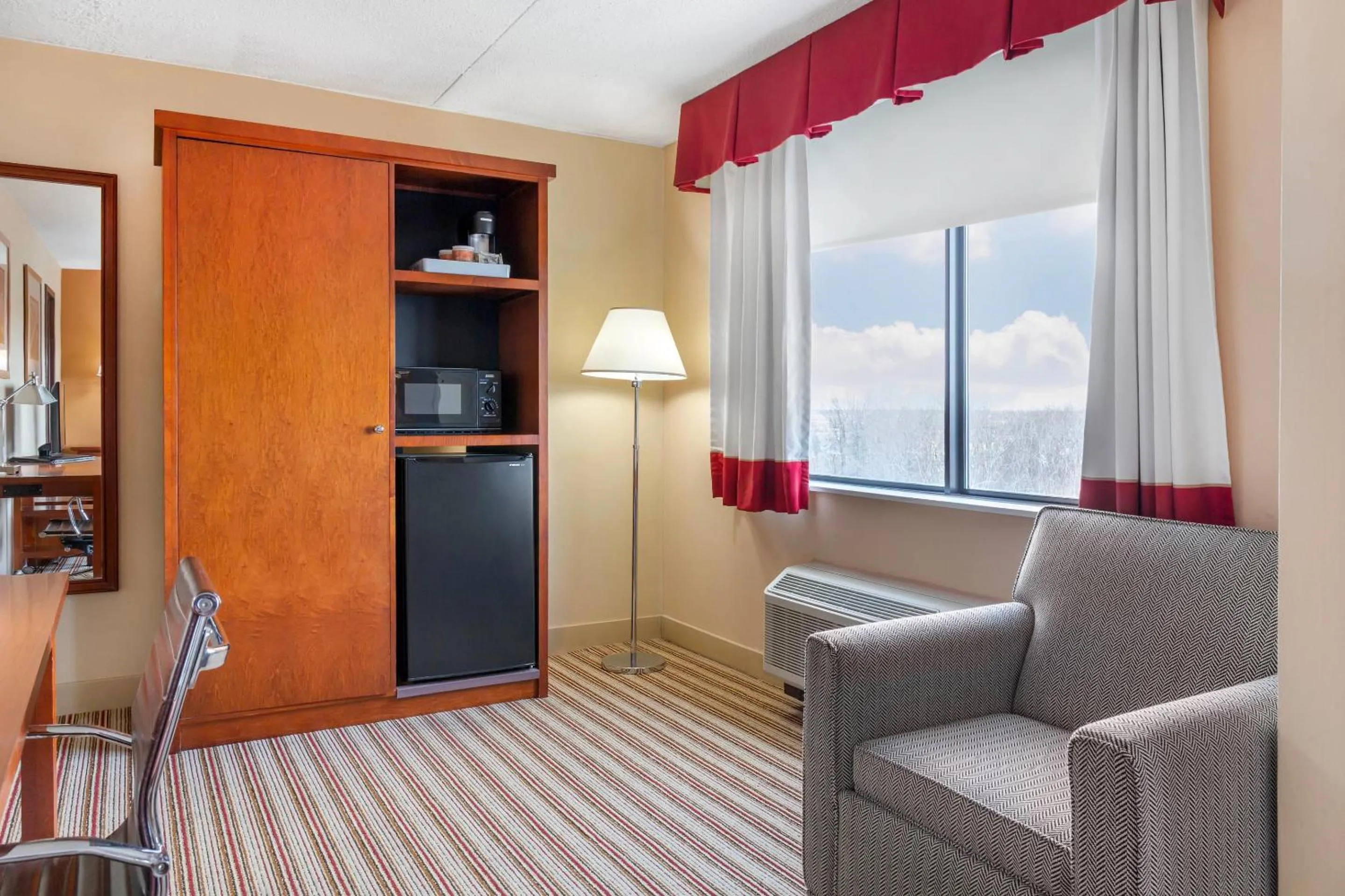 Bedroom in Radisson Hotel Detroit Metro Airport