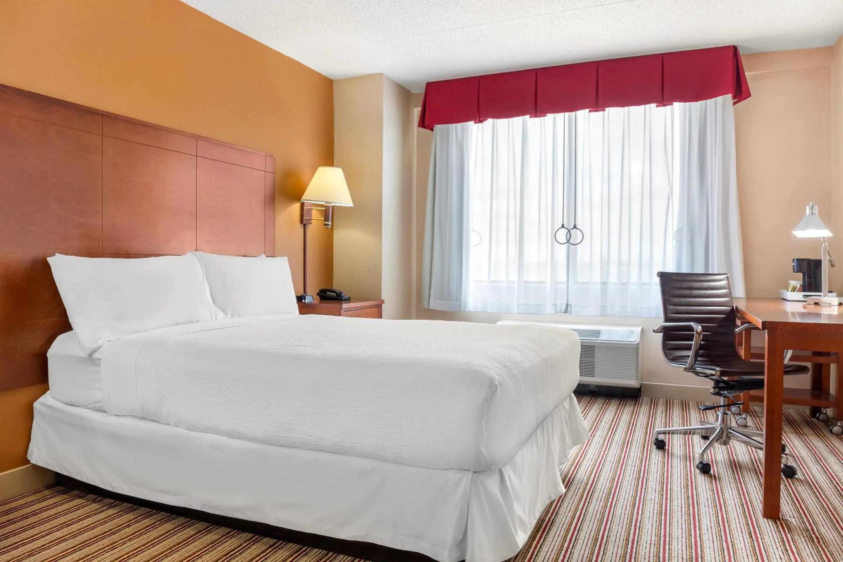 Bedroom, Bed in Radisson Hotel Detroit Metro Airport