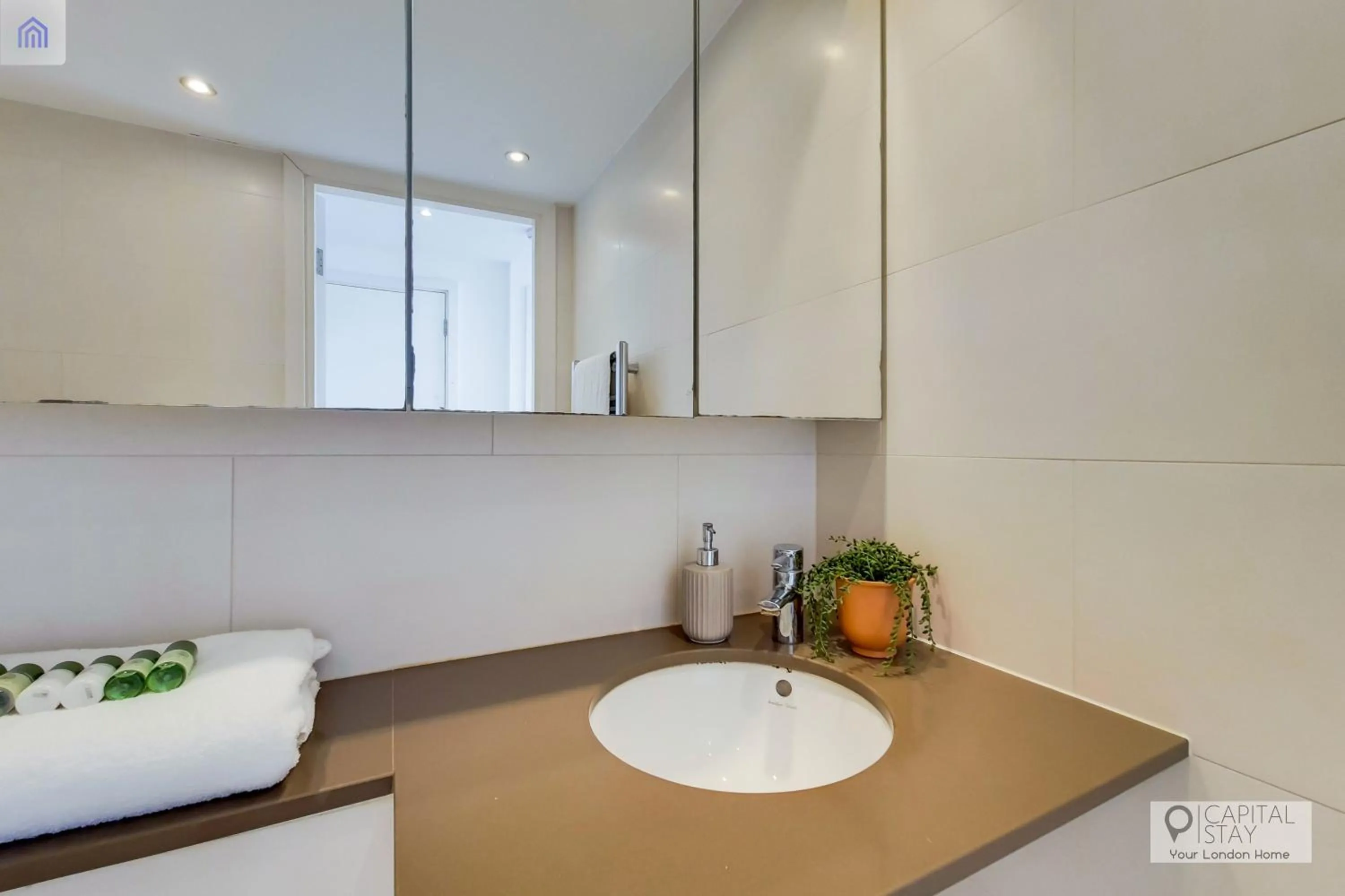 Two Bedroom Apartment - London ExCeL Stays