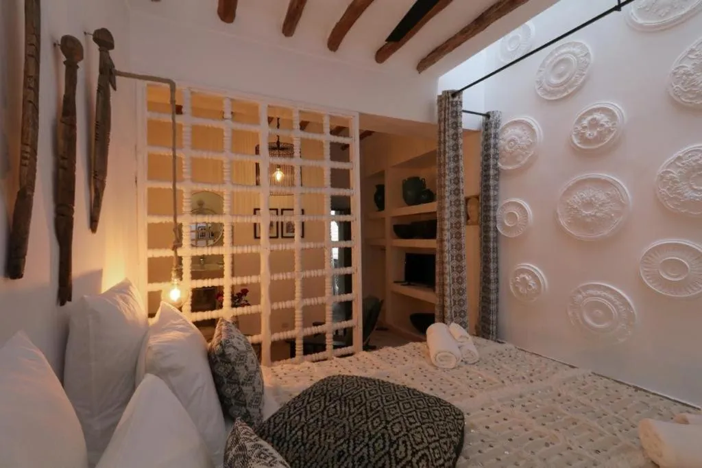 Bed in Riad 103 Medina Pool and Hammam