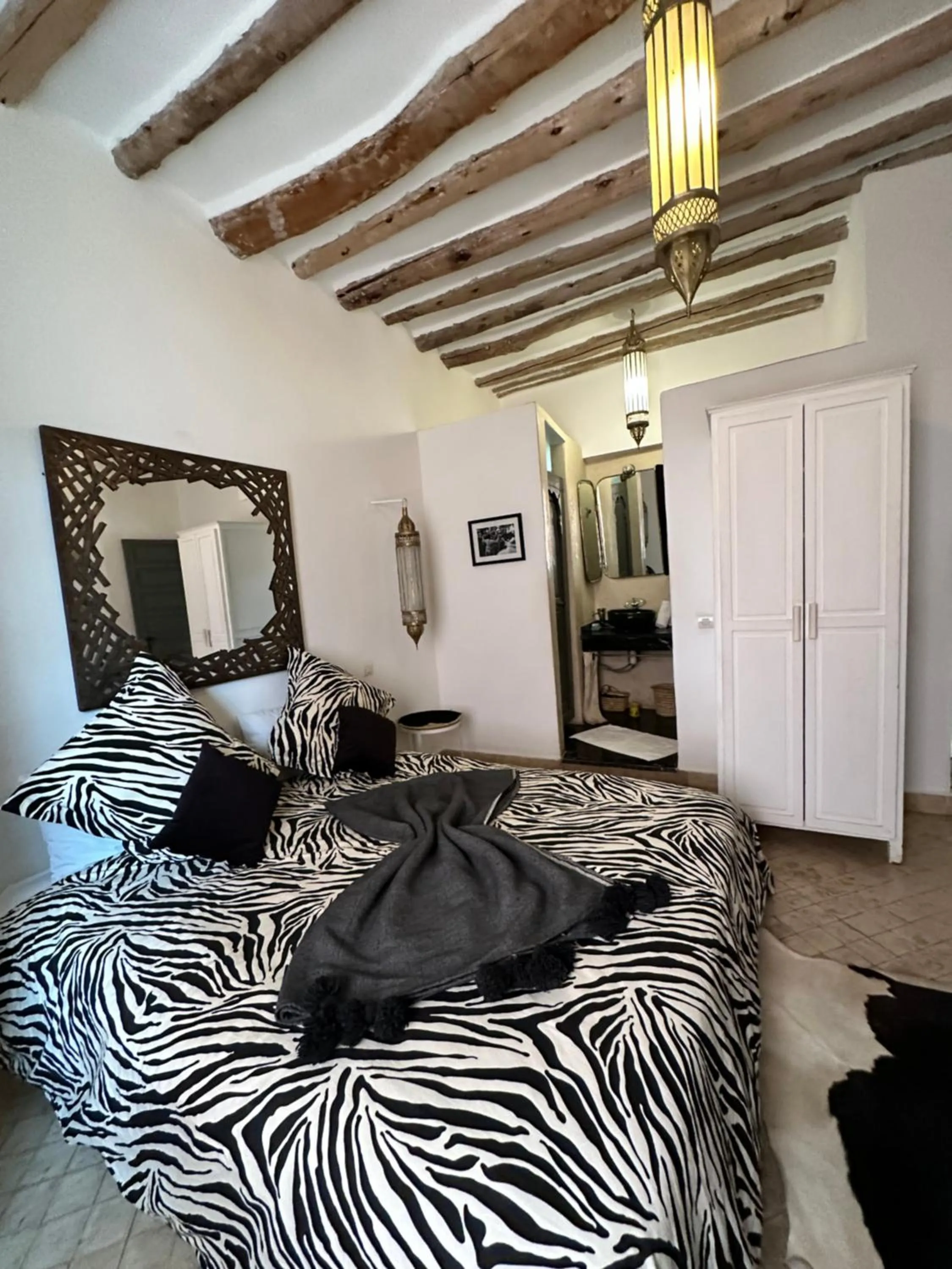 Bed in Riad 103 Medina Pool and Hammam