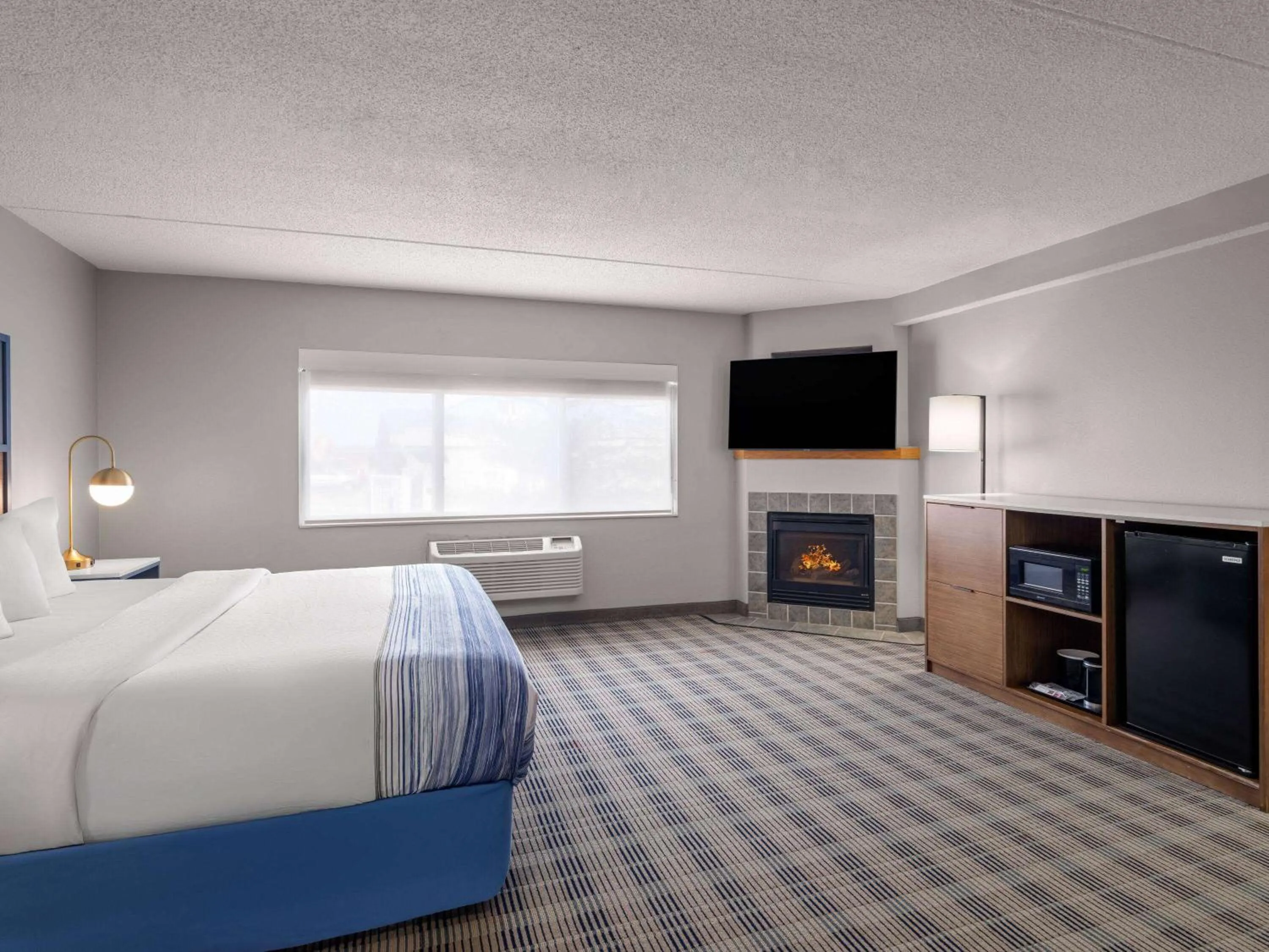 Bath, Bed in AmericInn by Wyndham Shakopee Near Canterbury Park