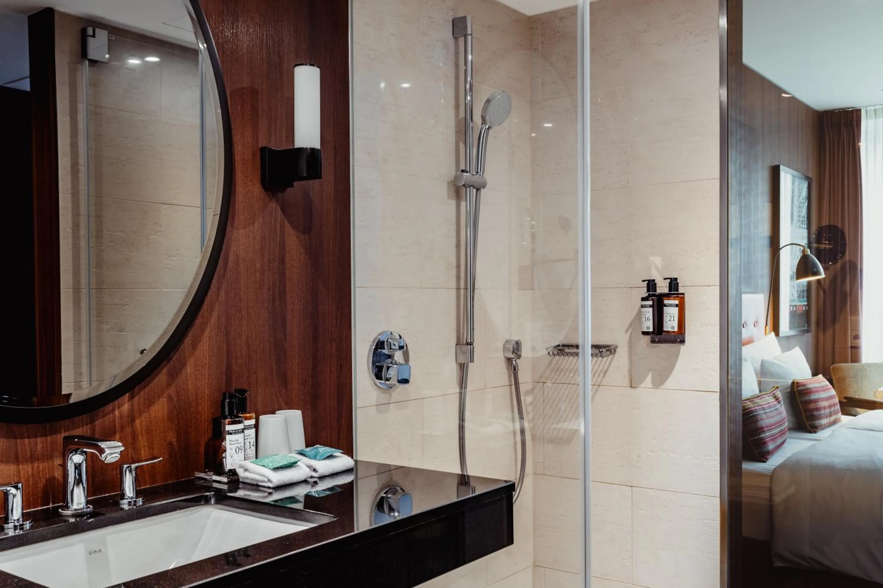 Bathroom, Bed in AMERON Hamburg Hotel Speicherstadt