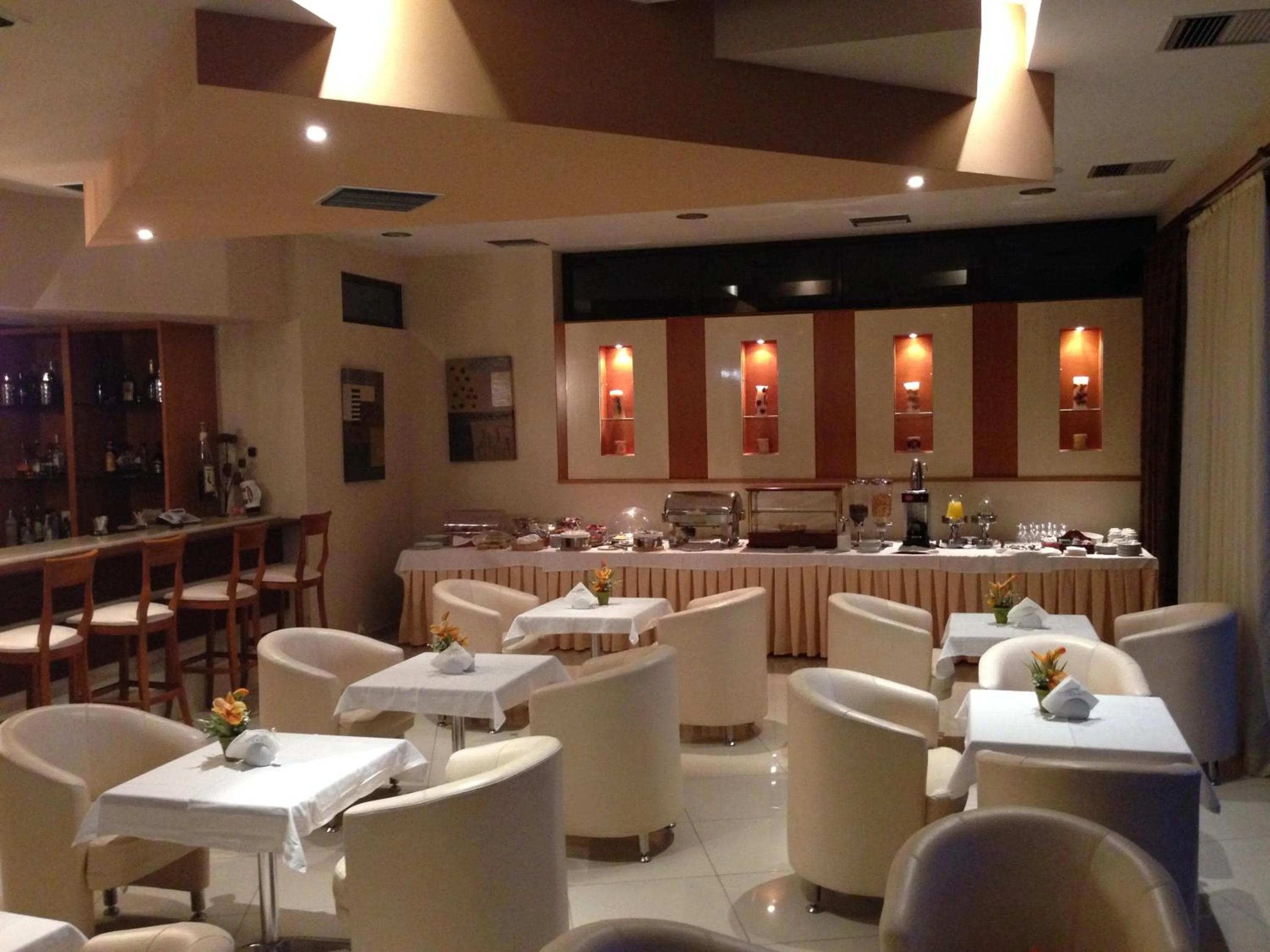 Restaurant/places to eat in Achillio Hotel