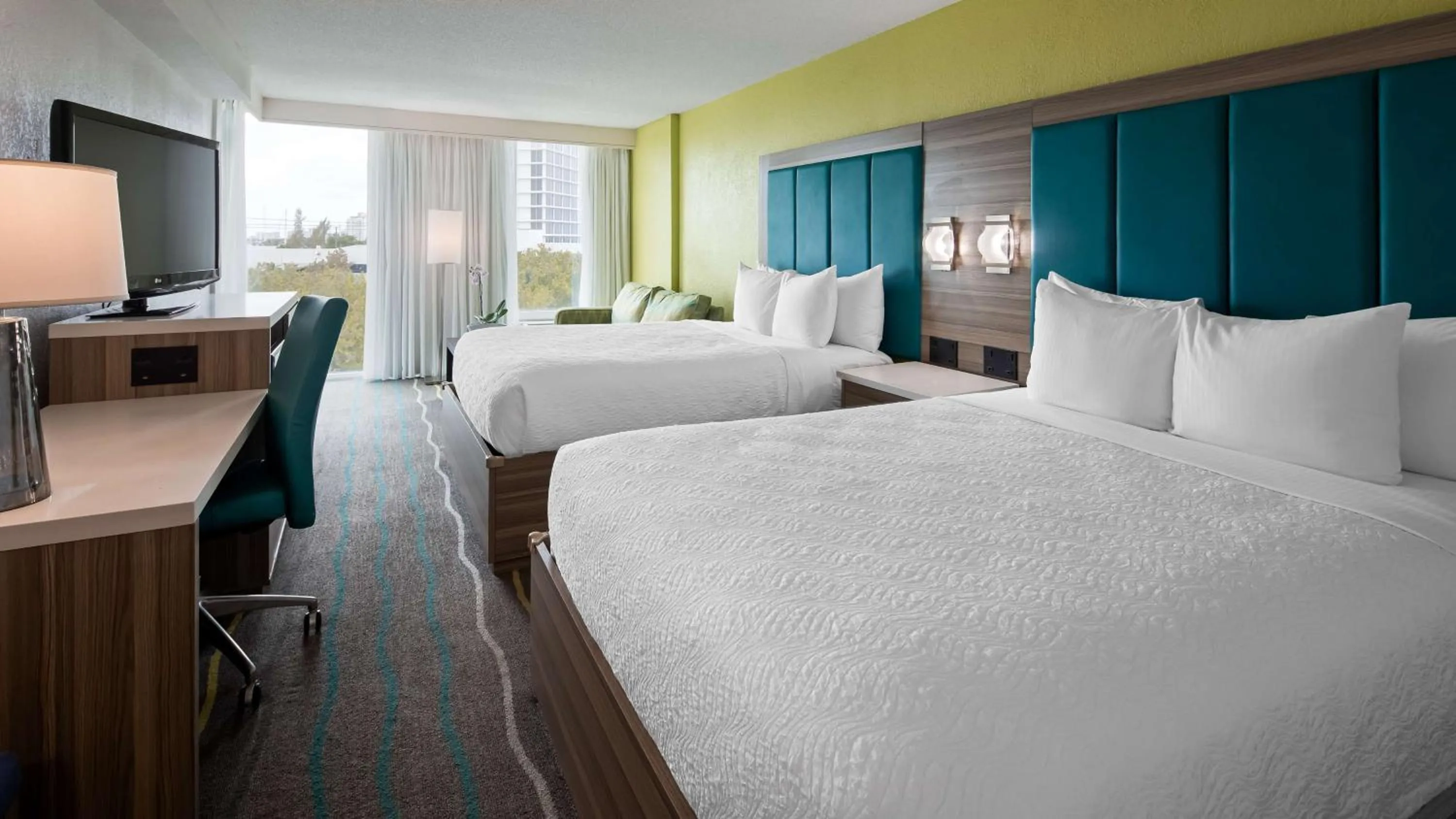 Bed in Best Western Plus Oceanside Inn