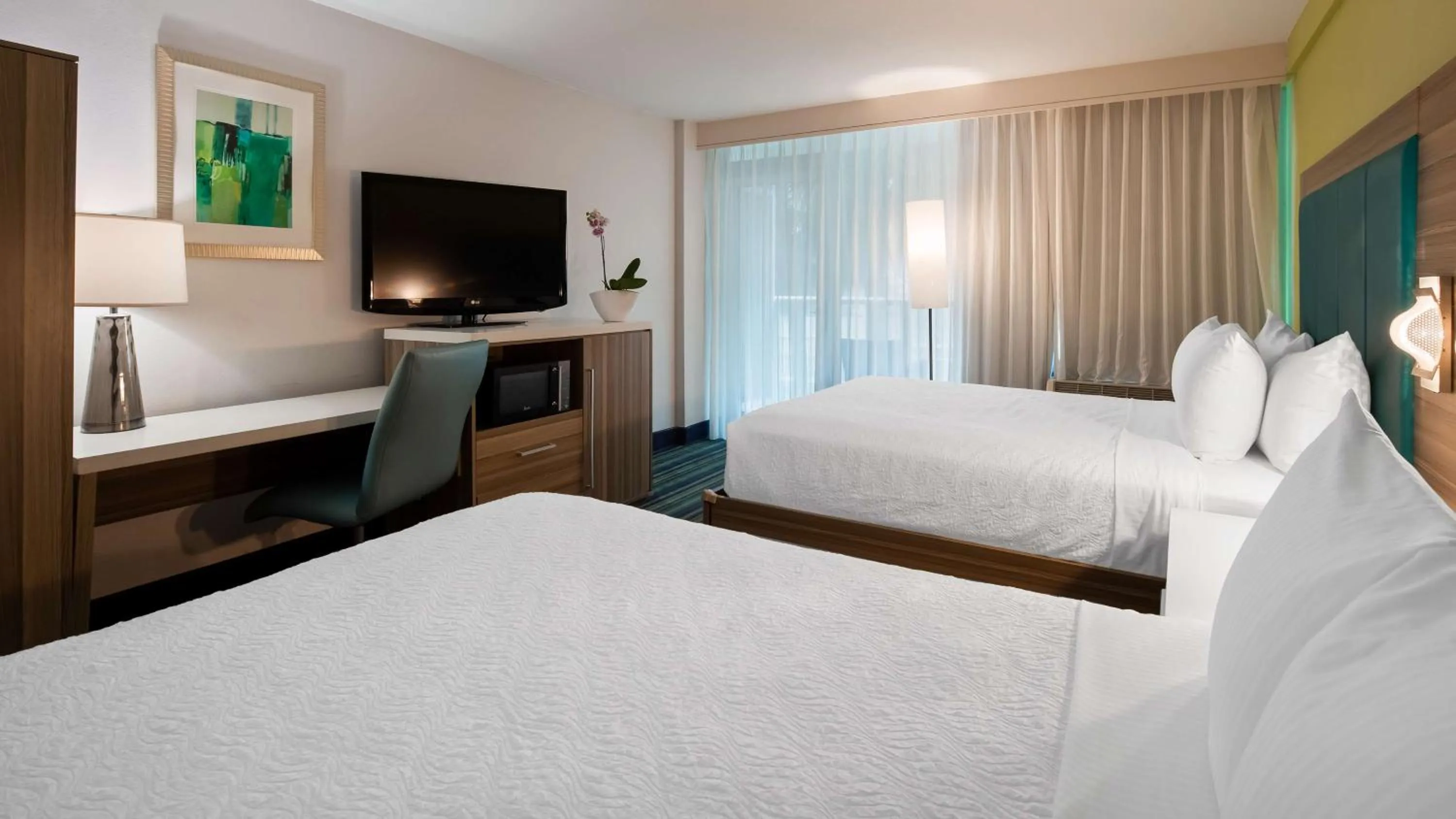 Bed in Best Western Plus Oceanside Inn