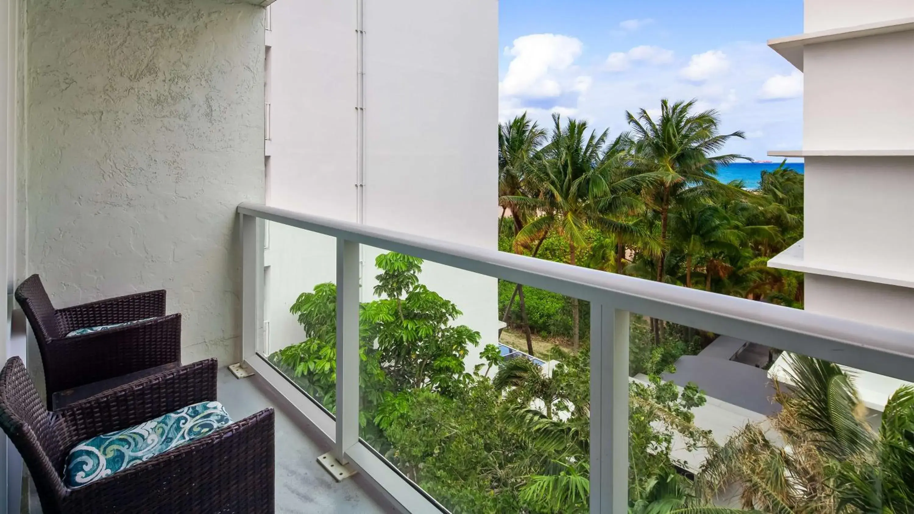 Queen Room with Balcony in Best Western Plus Oceanside Inn Queen Room with Balcony in Best Western Plus Oceanside Inn