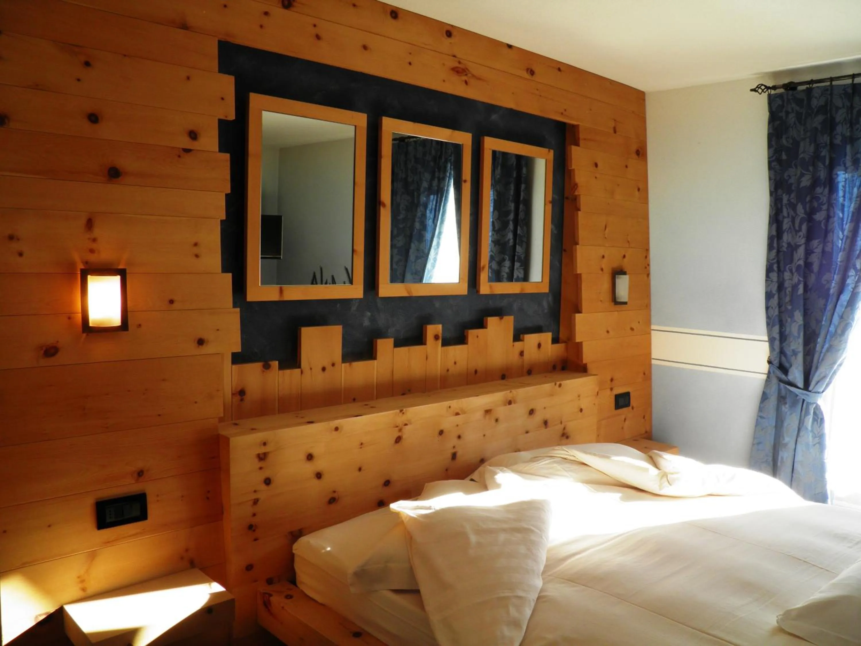 Decorative detail, Bed in Hotel Pontiglia