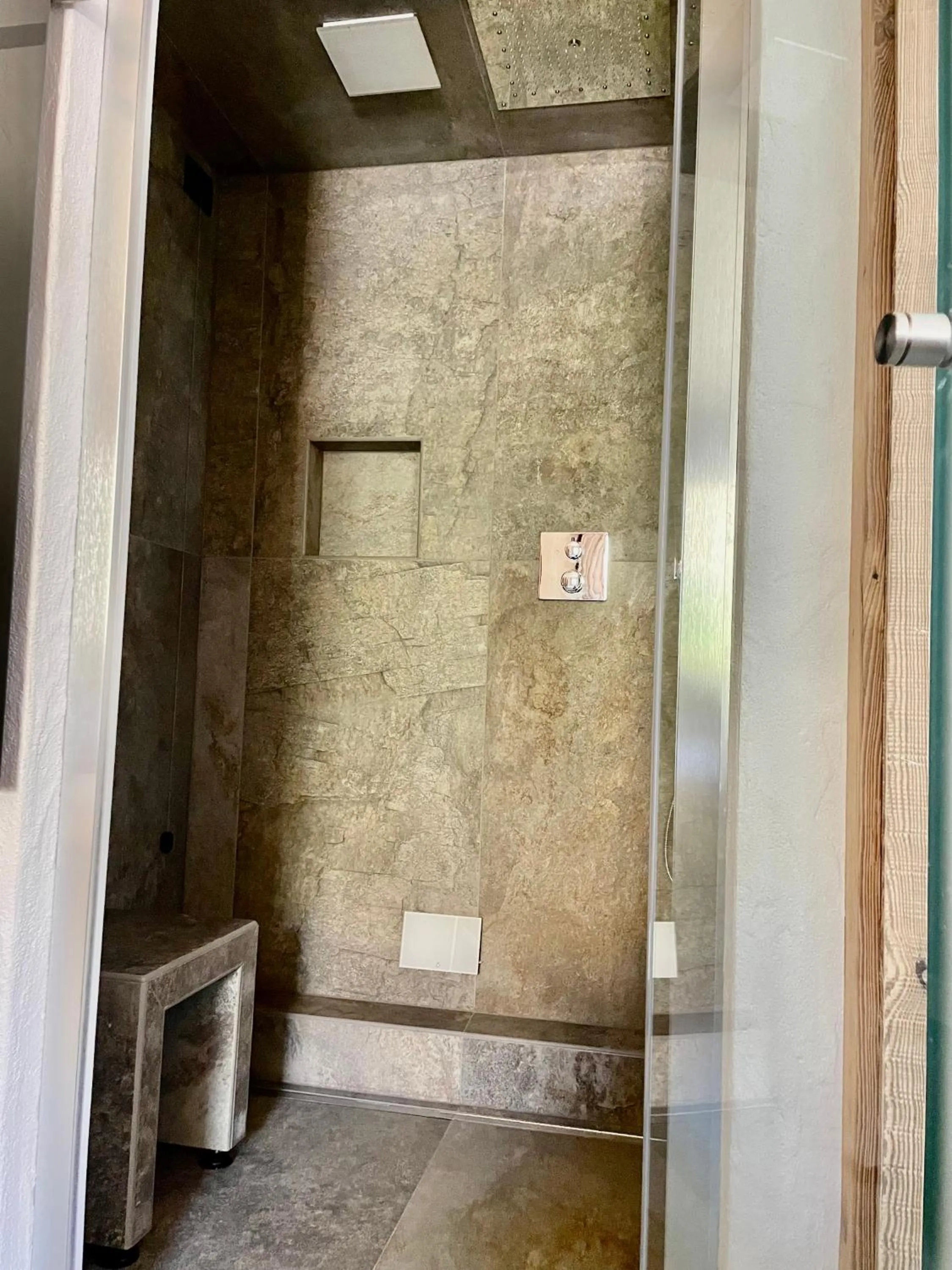 Shower in Hotel Pontiglia